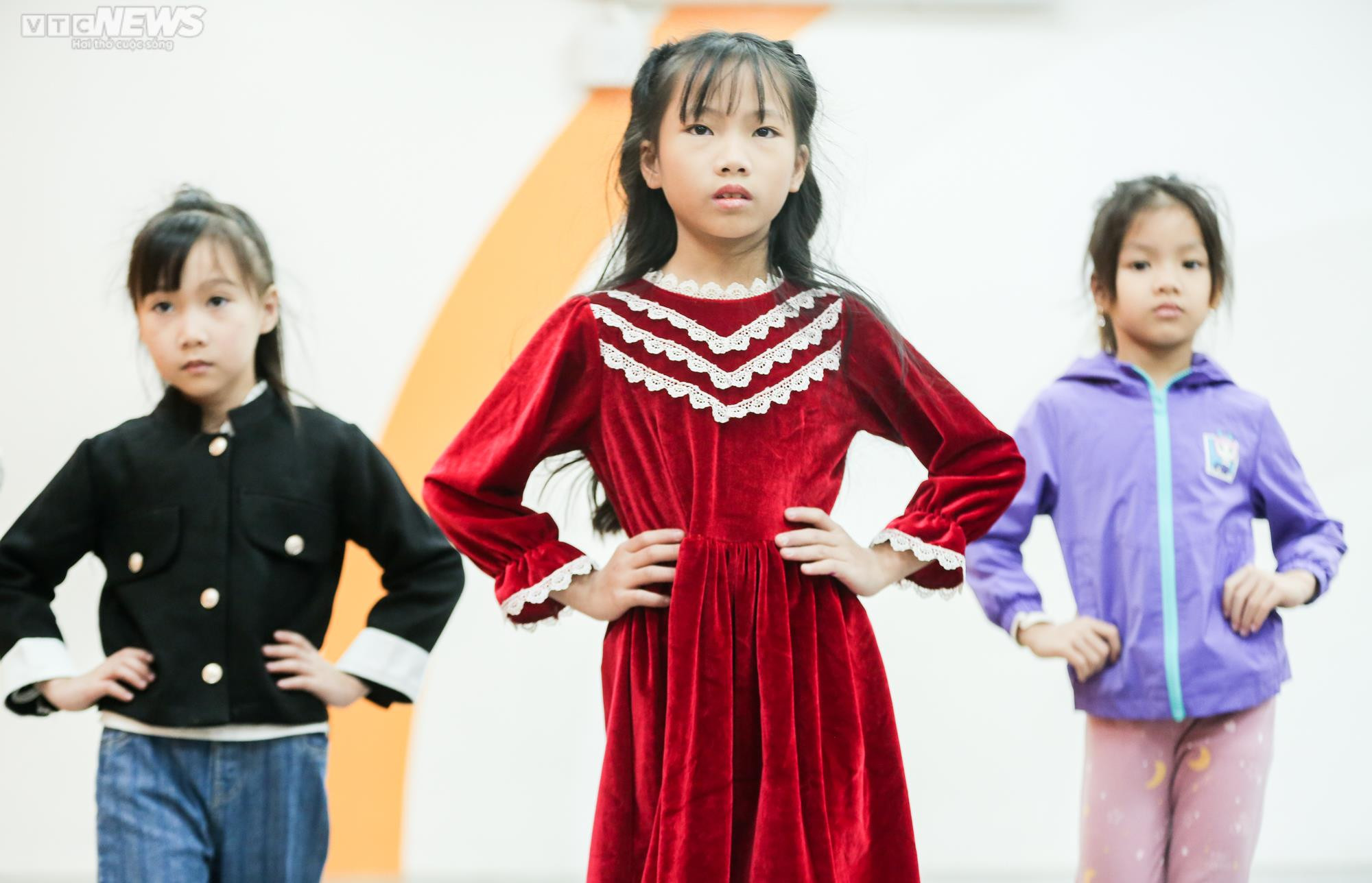 Cận cảnh quá trình tập luyện gian khó của các người mẫu nhí - 11