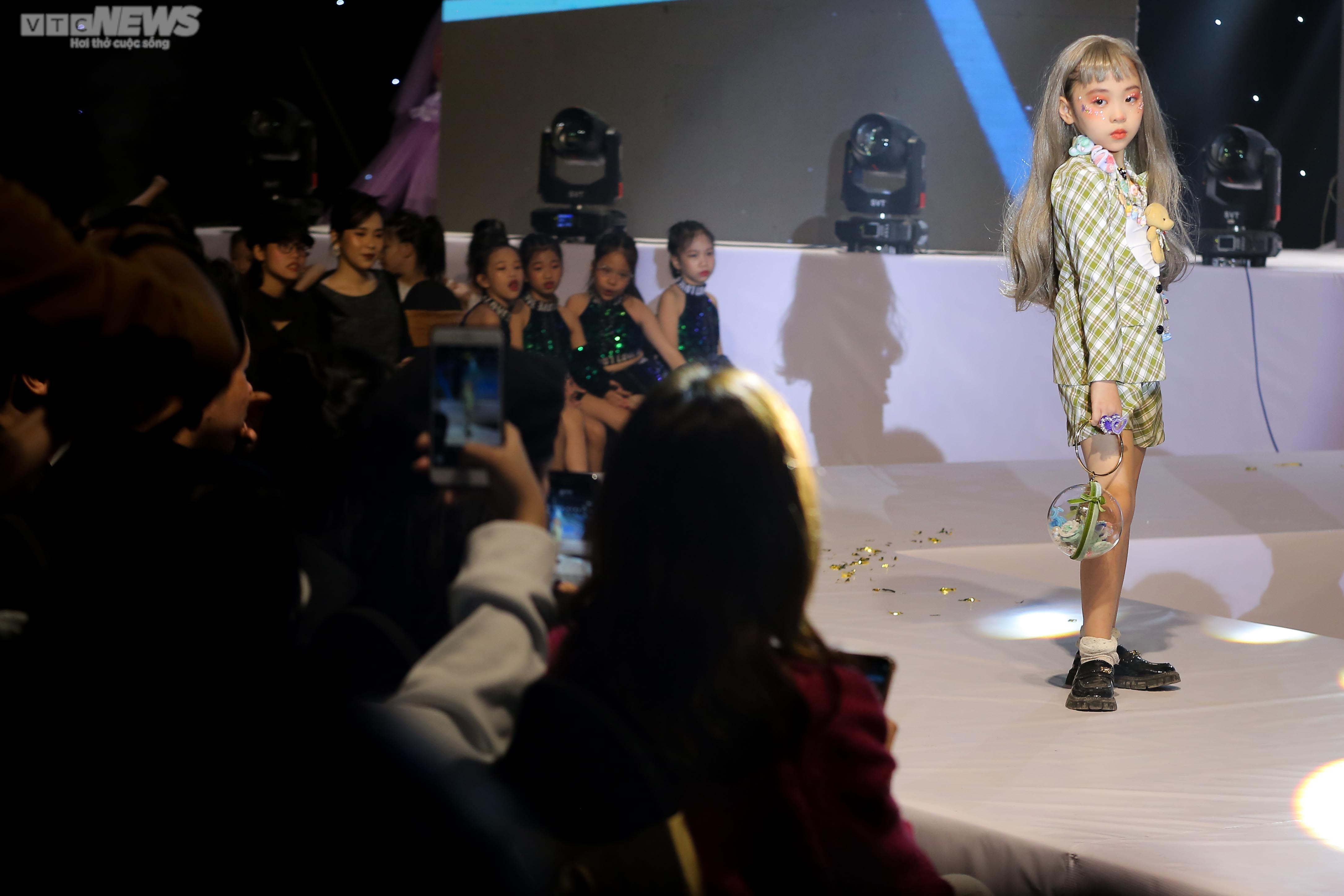 Cận cảnh quá trình tập luyện gian khó của các người mẫu nhí - 14