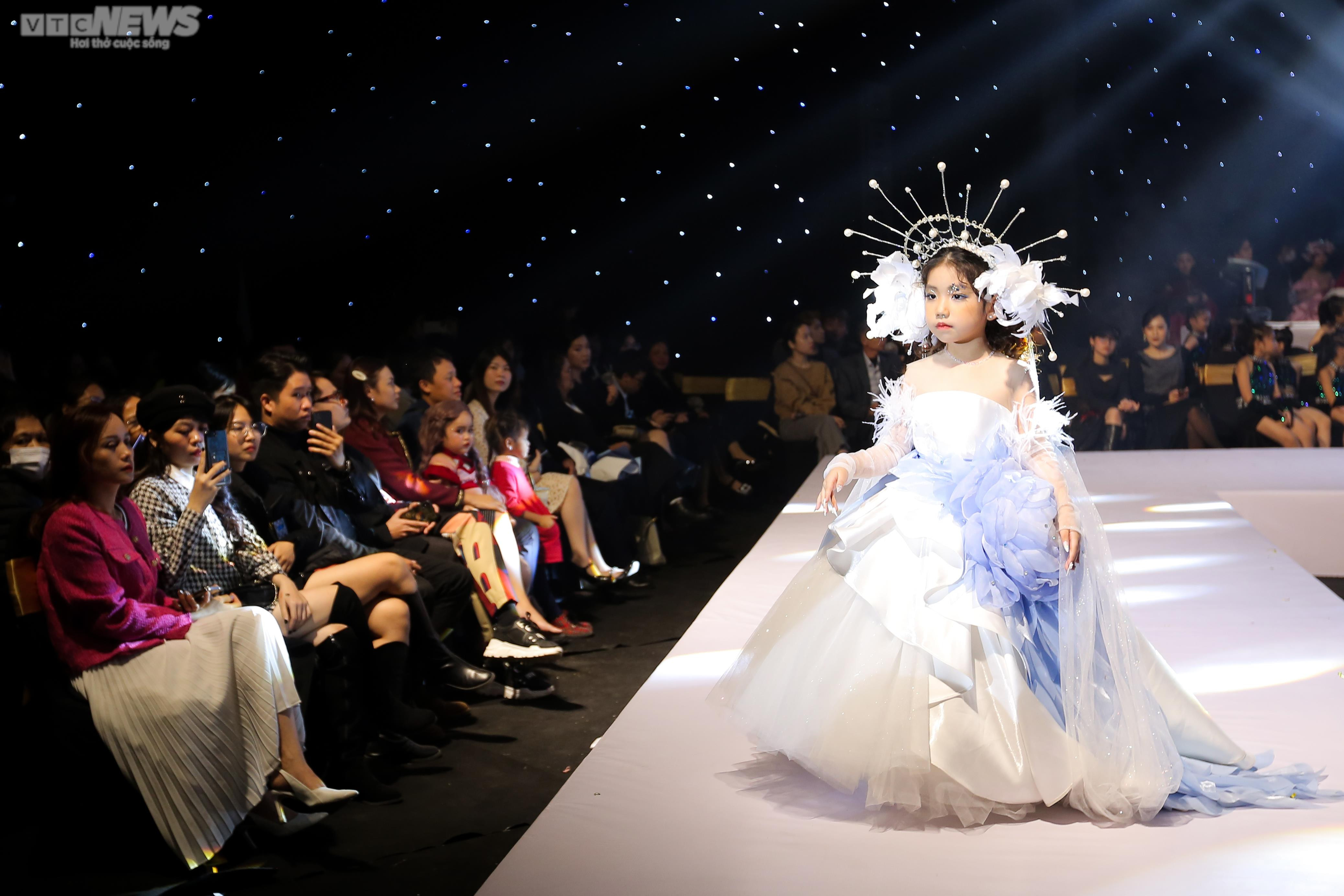 Cận cảnh quá trình tập luyện gian khó của các người mẫu nhí - 15