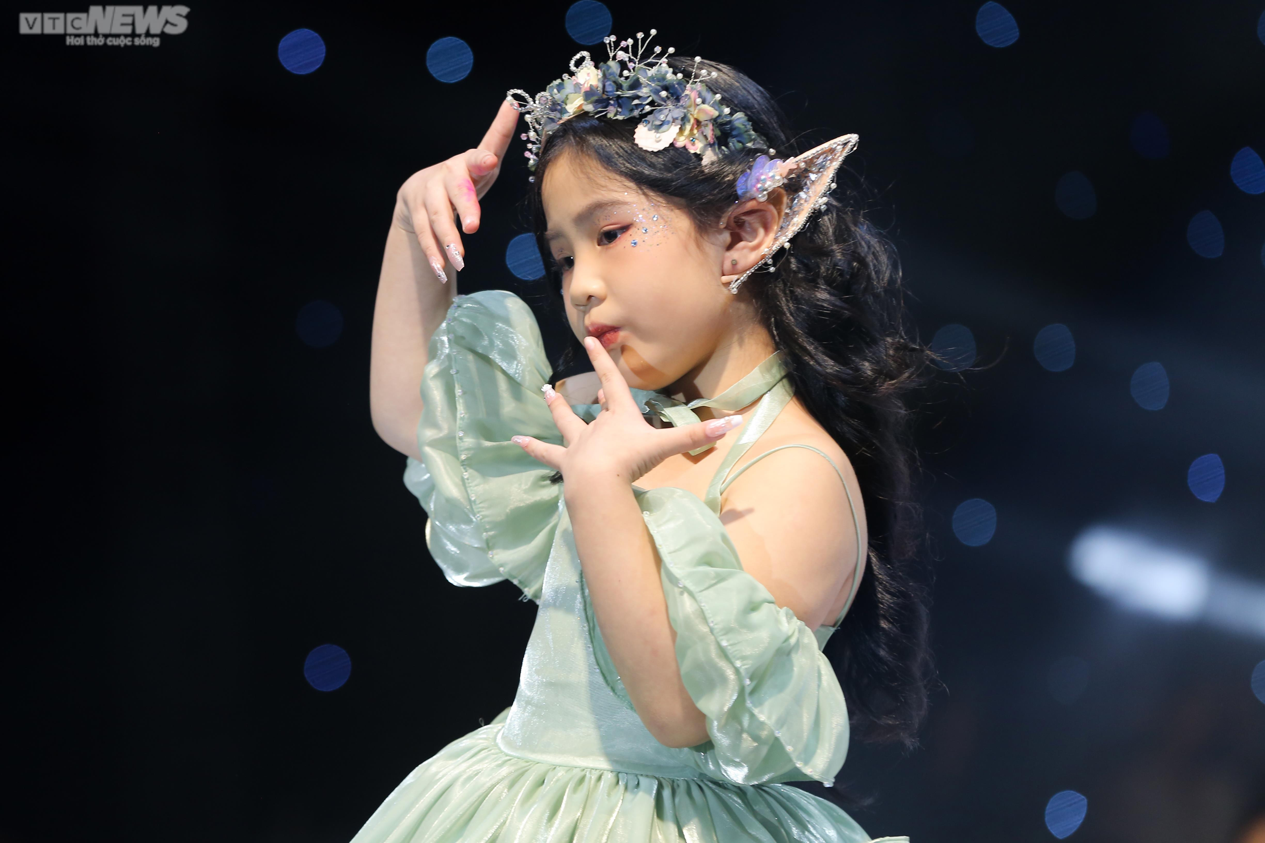 Cận cảnh quá trình tập luyện gian khó của các người mẫu nhí - 13