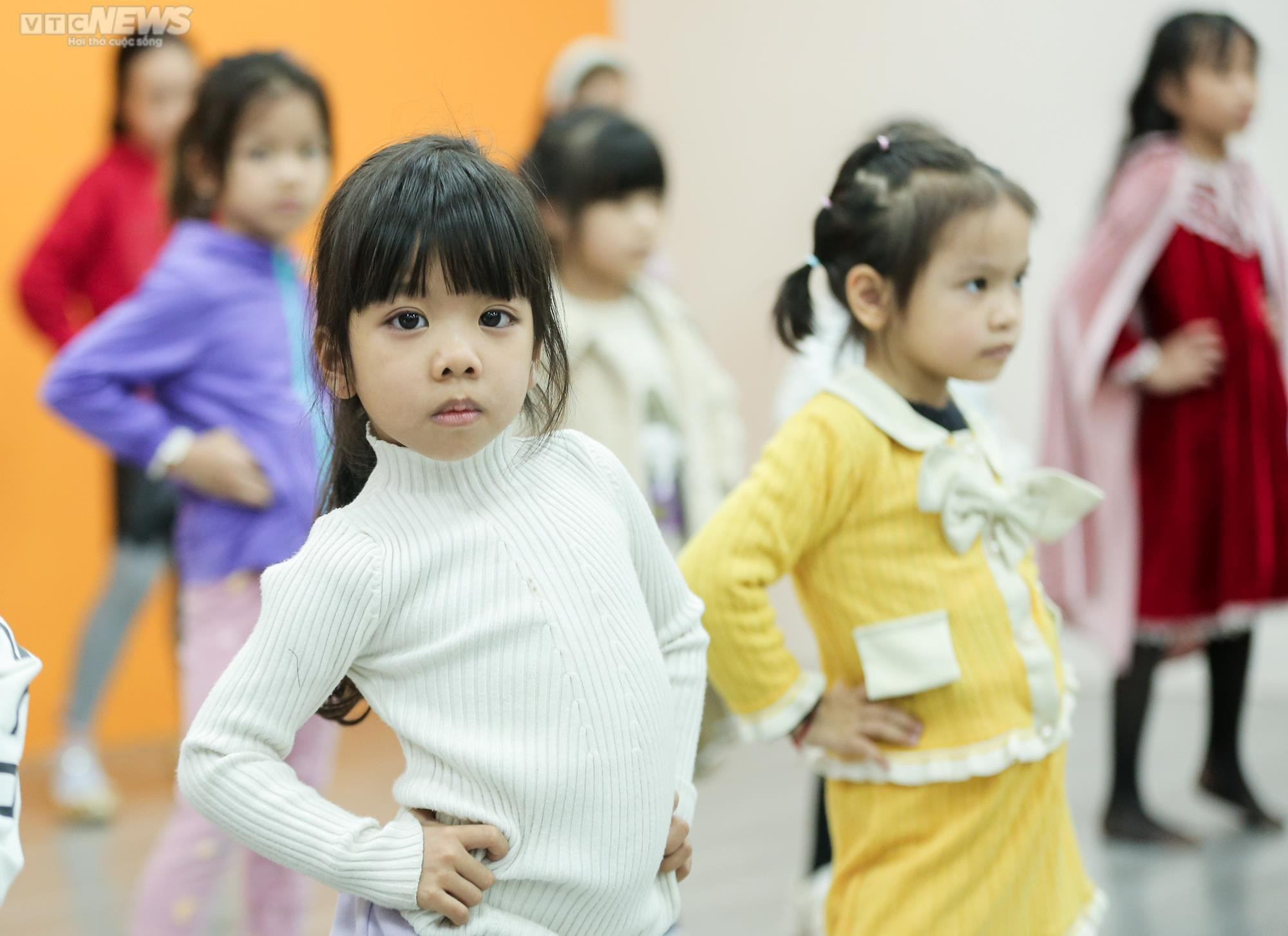 Cận cảnh quá trình tập luyện gian khó của các người mẫu nhí - 2
