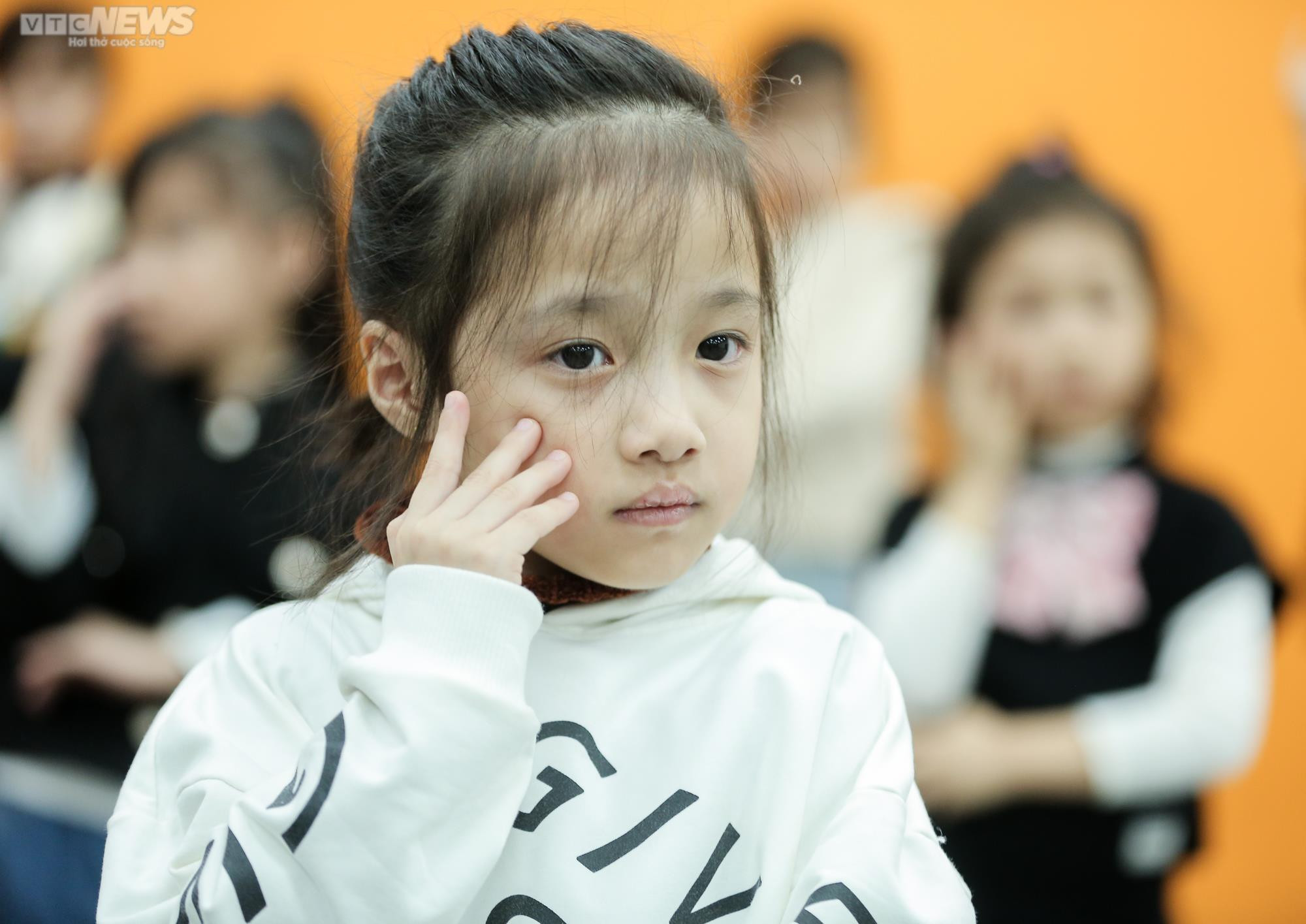 Cận cảnh quá trình tập luyện gian khó của các người mẫu nhí - 3