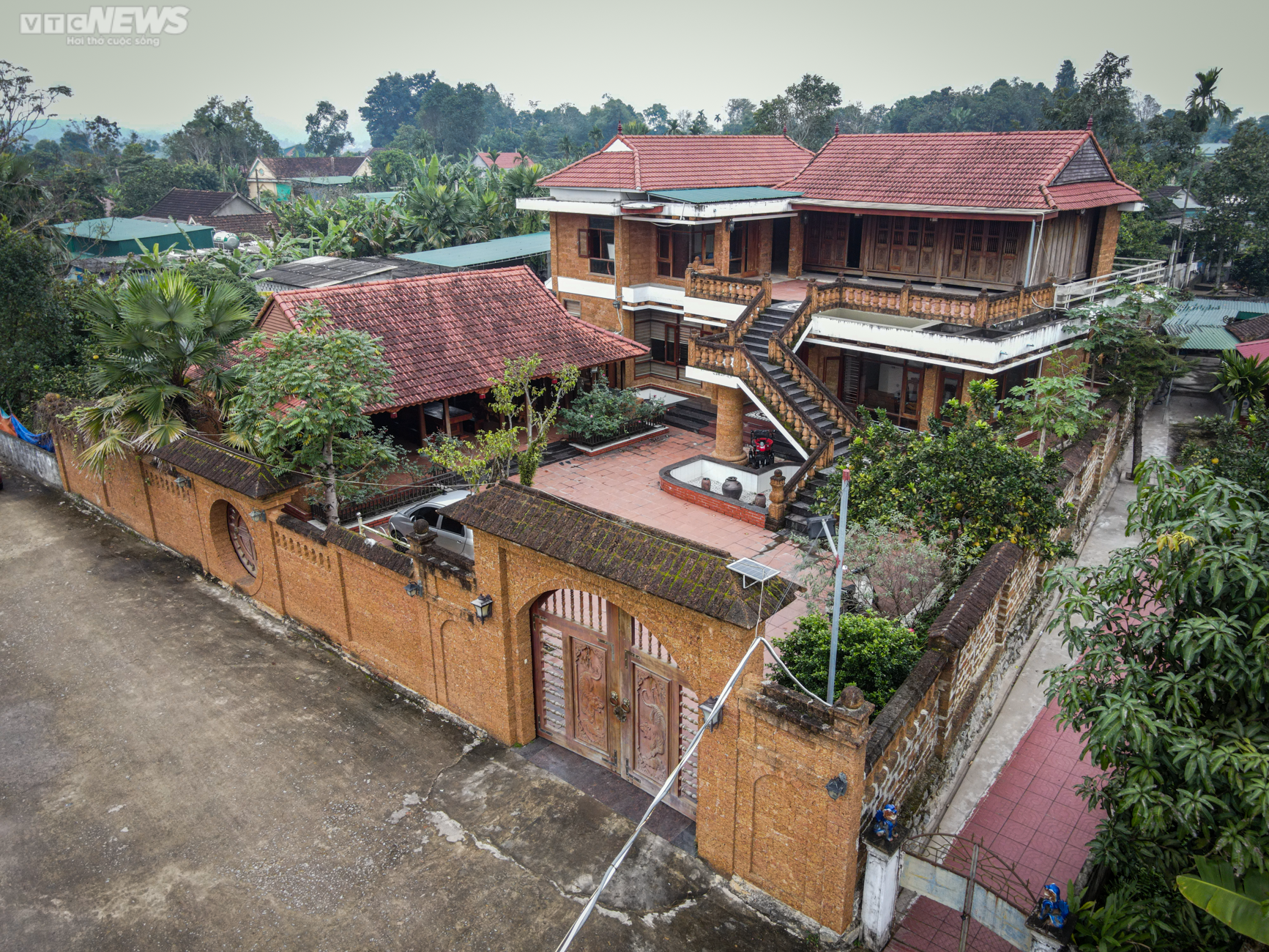 Khám phá ngôi nhà làm từ 30.000 viên đá ong độc nhất ở Hà Tĩnh - 2