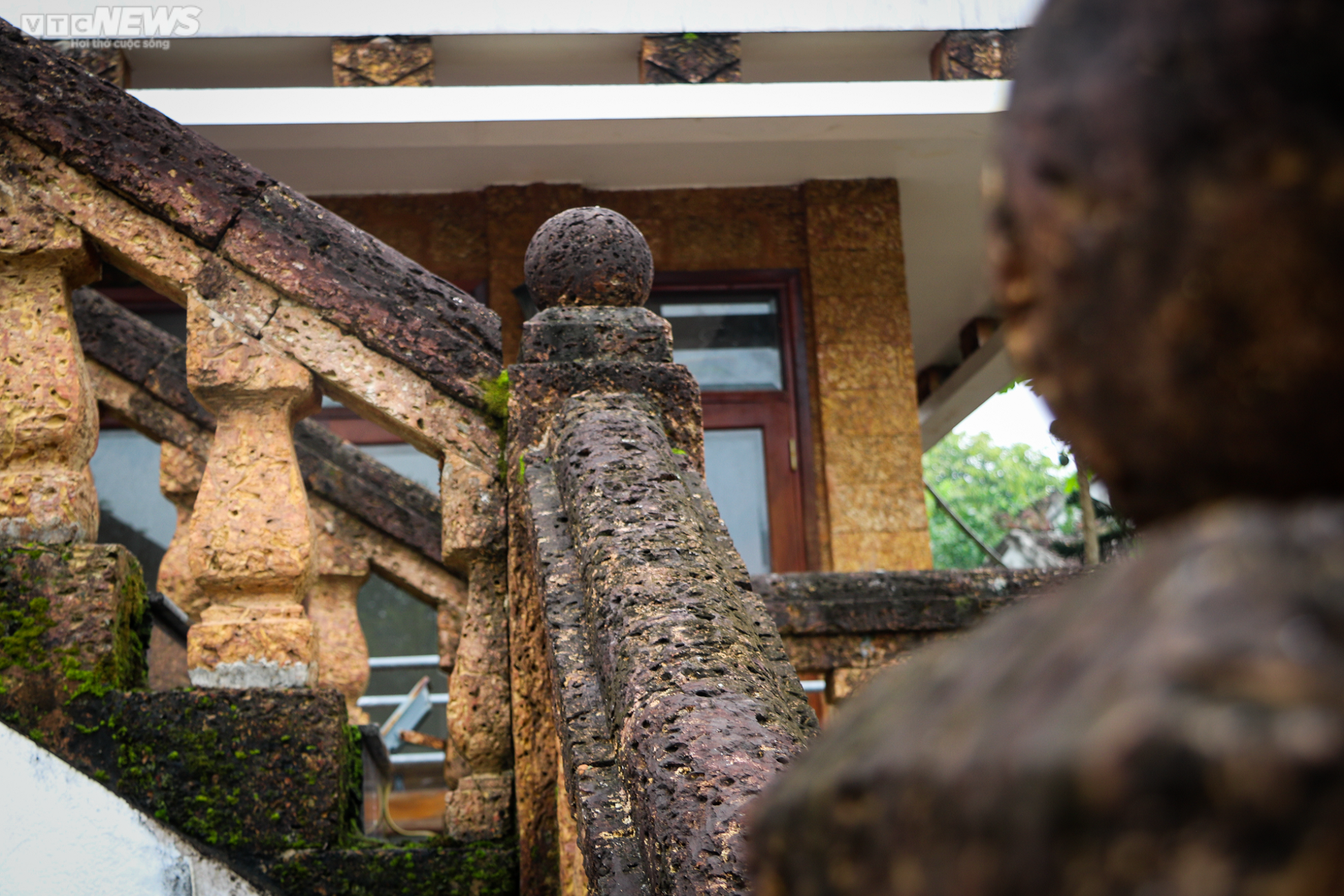 Khám phá ngôi nhà làm từ 30.000 viên đá ong độc nhất ở Hà Tĩnh - 15