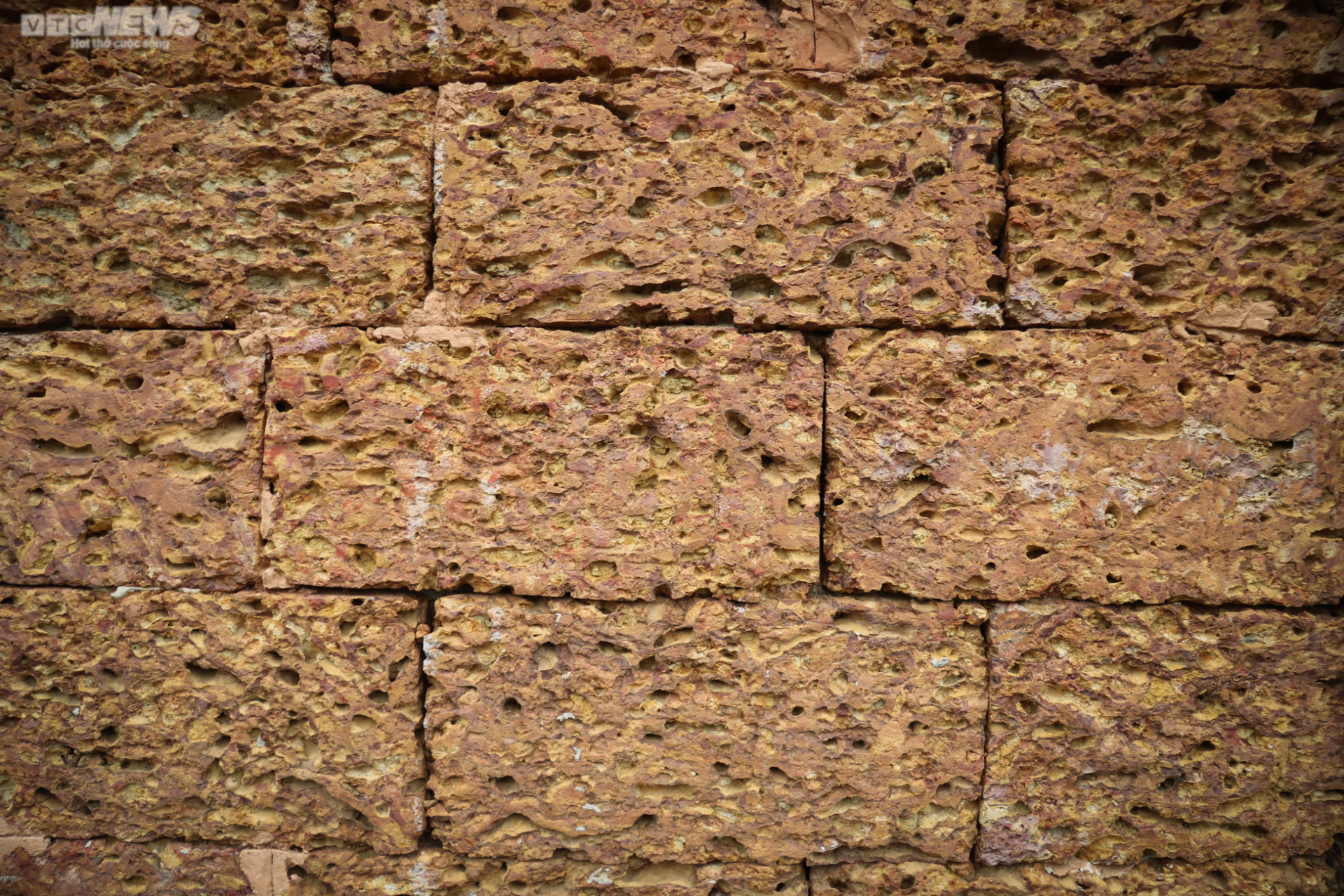 Khám phá ngôi nhà làm từ 30.000 viên đá ong độc nhất ở Hà Tĩnh - 8