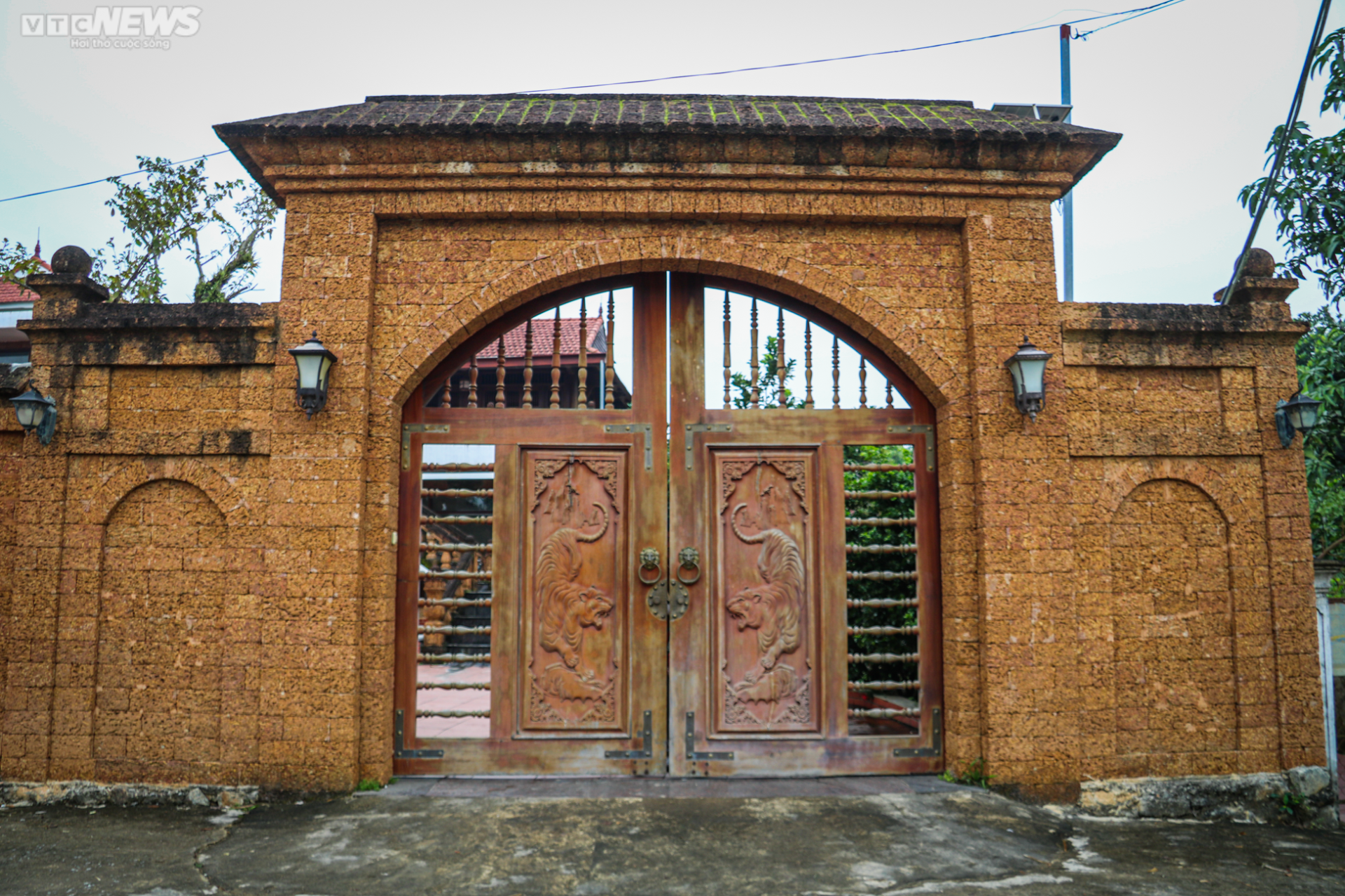 Khám phá ngôi nhà làm từ 30.000 viên đá ong độc nhất ở Hà Tĩnh - 18