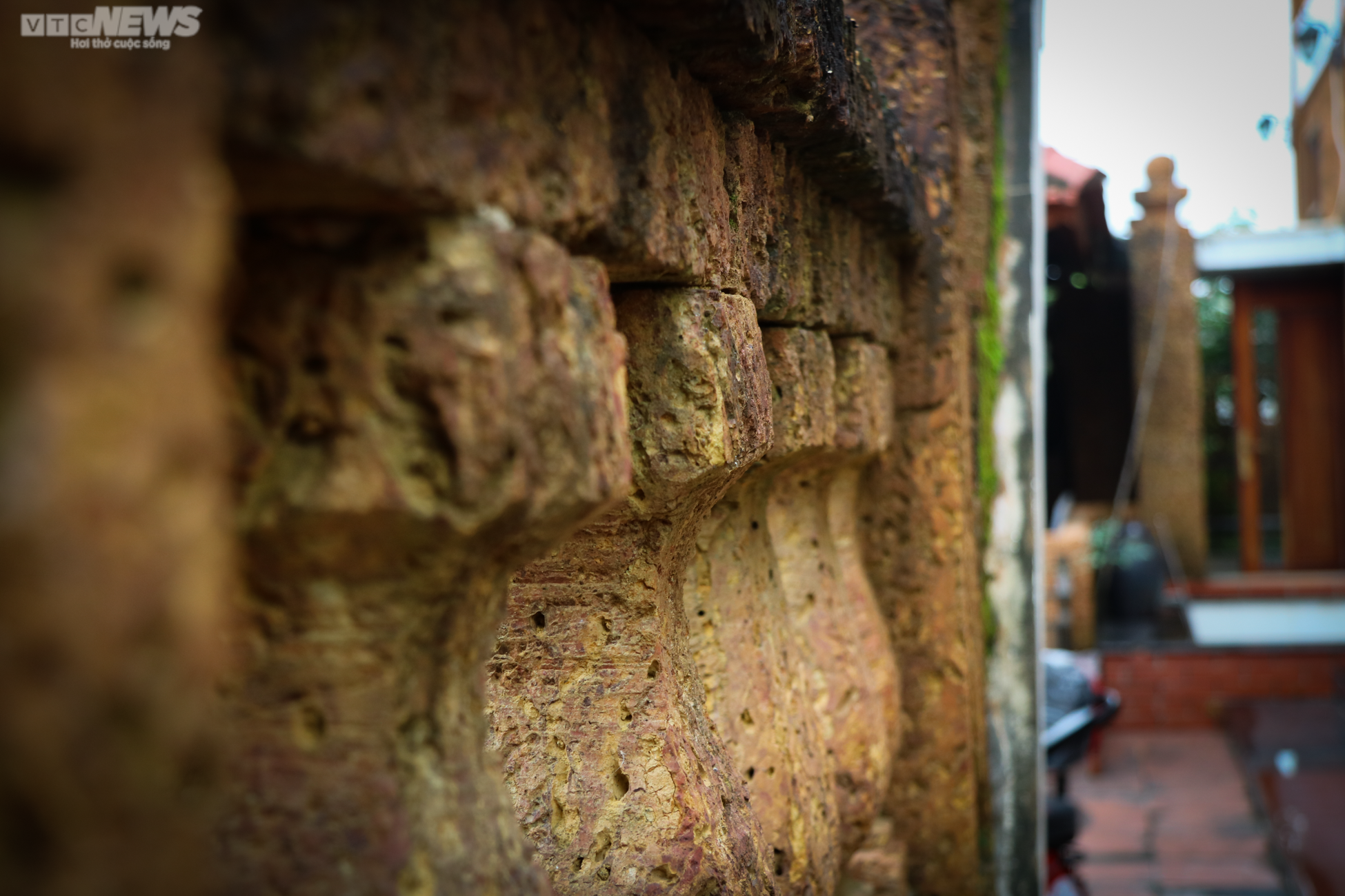 Khám phá ngôi nhà làm từ 30.000 viên đá ong độc nhất ở Hà Tĩnh - 9