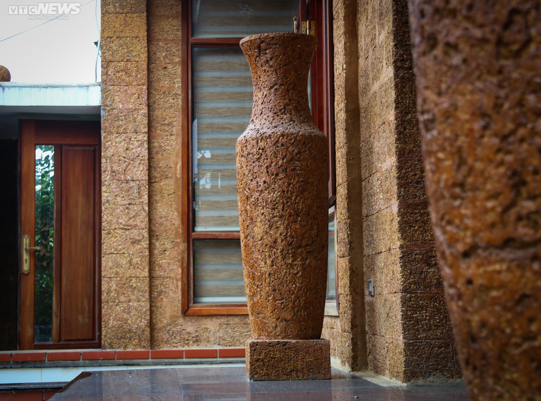 Khám phá ngôi nhà làm từ 30.000 viên đá ong độc nhất ở Hà Tĩnh - 17