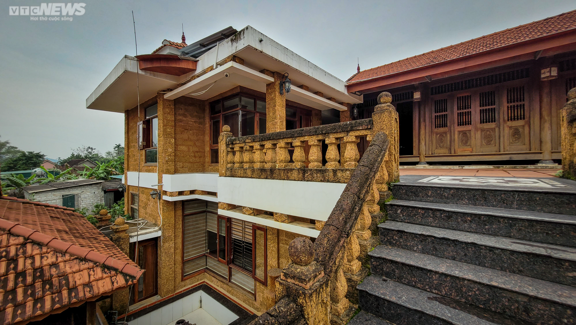 Khám phá ngôi nhà làm từ 30.000 viên đá ong độc nhất ở Hà Tĩnh - 4