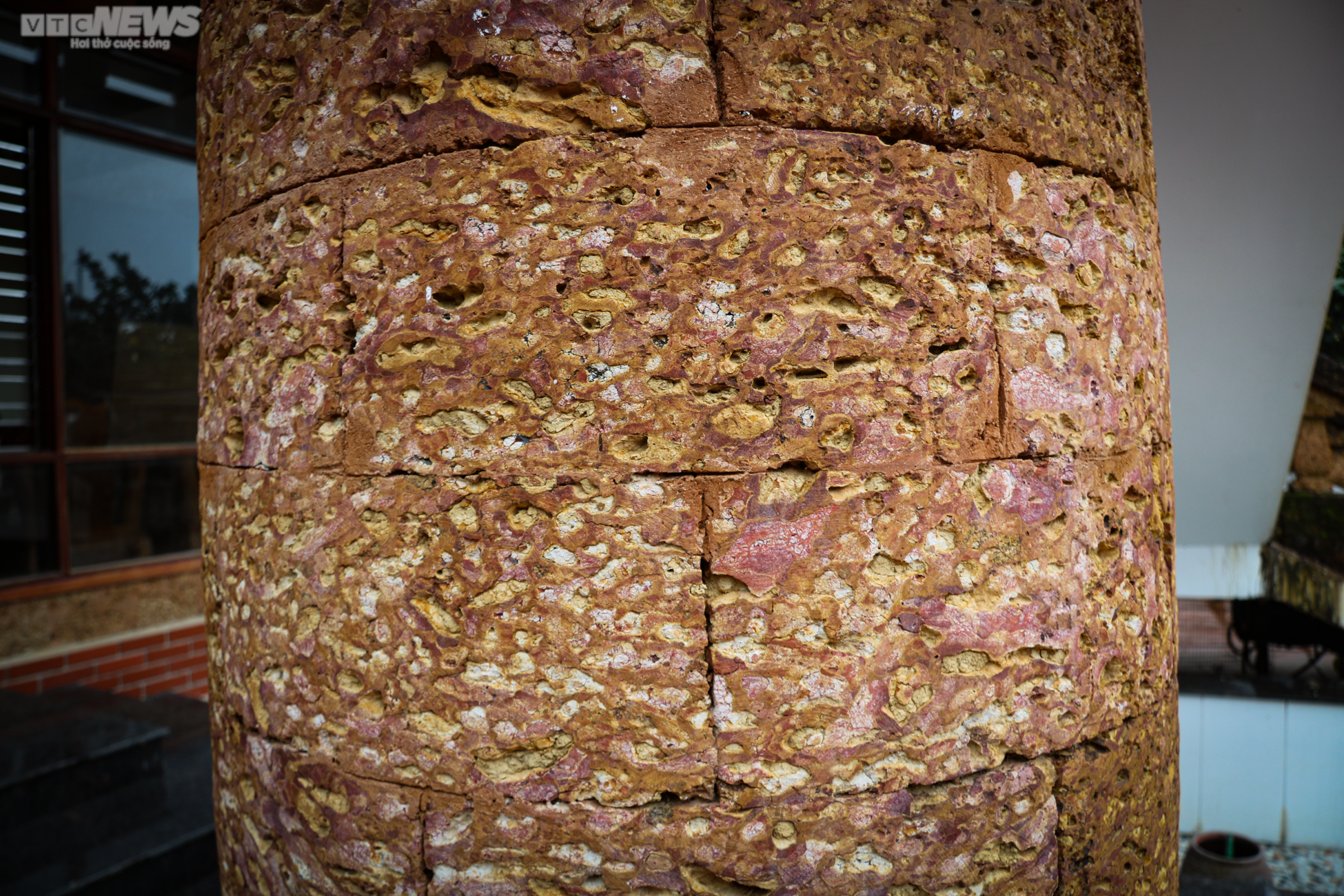 Khám phá ngôi nhà làm từ 30.000 viên đá ong độc nhất ở Hà Tĩnh - 6