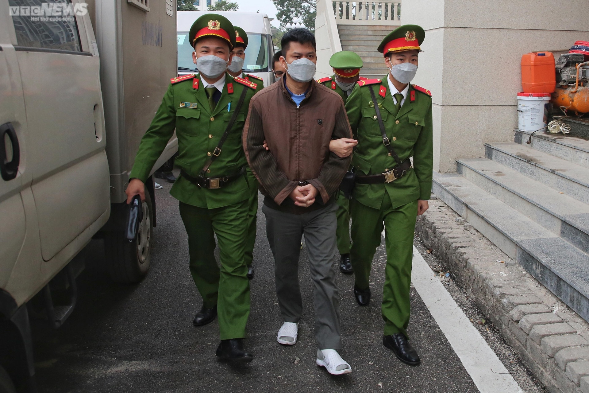 An ninh thắt chặt tại phiên toà xử dàn cựu quan chức Đồng Nai nhận hối lộ từ AIC - 8