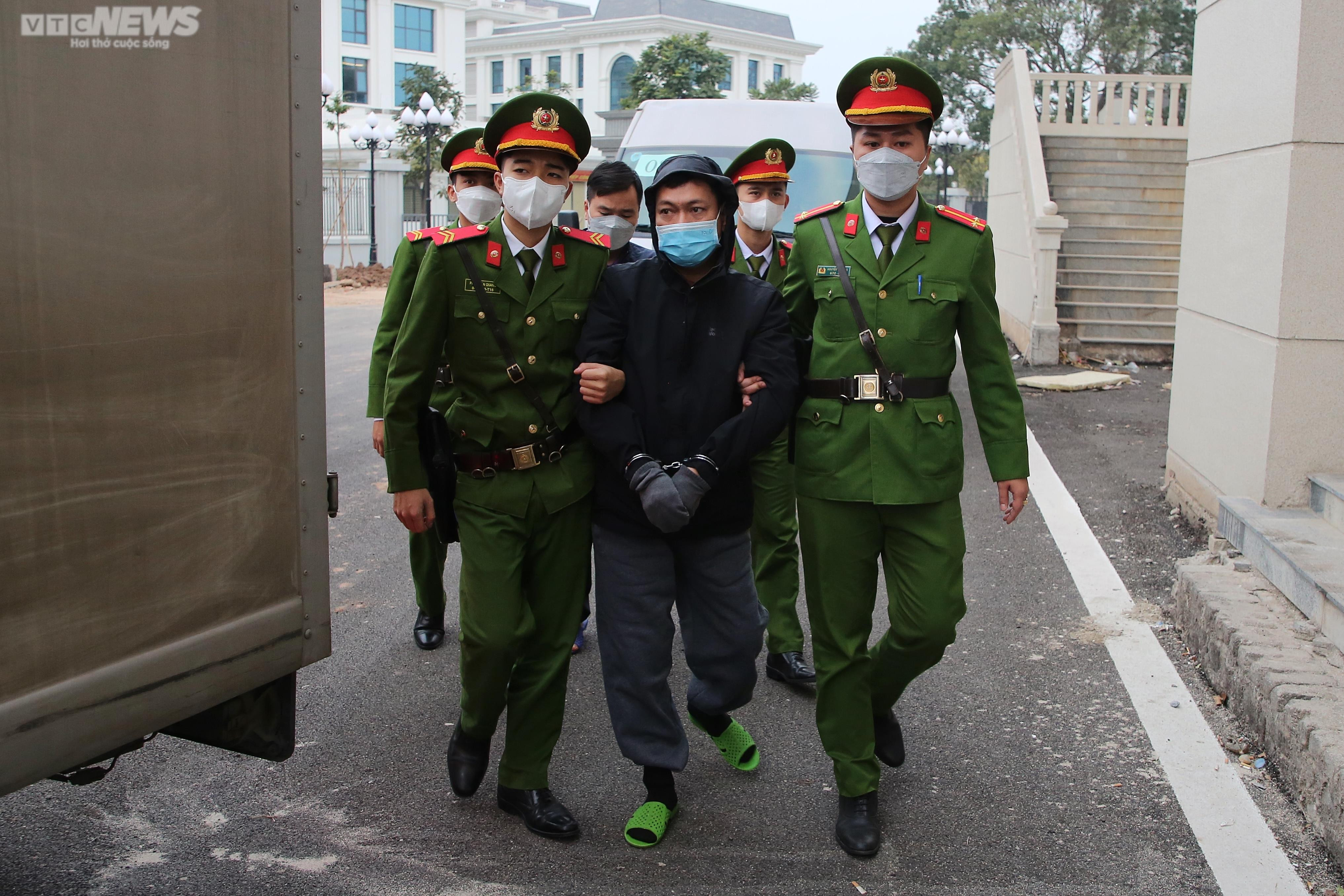 An ninh thắt chặt tại phiên toà xử dàn cựu quan chức Đồng Nai nhận hối lộ từ AIC - 11