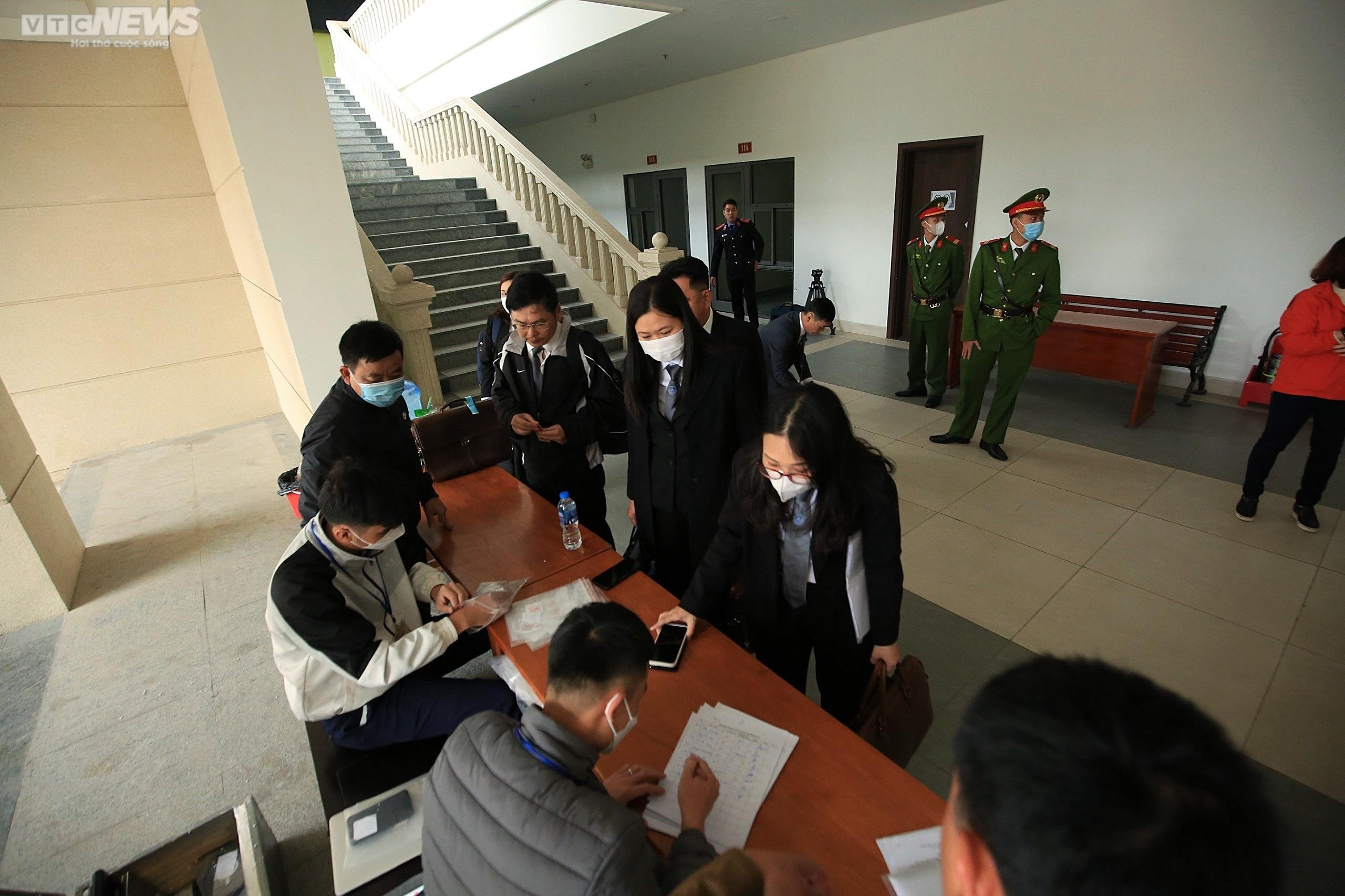 An ninh thắt chặt tại phiên toà xử dàn cựu quan chức Đồng Nai nhận hối lộ từ AIC - 12