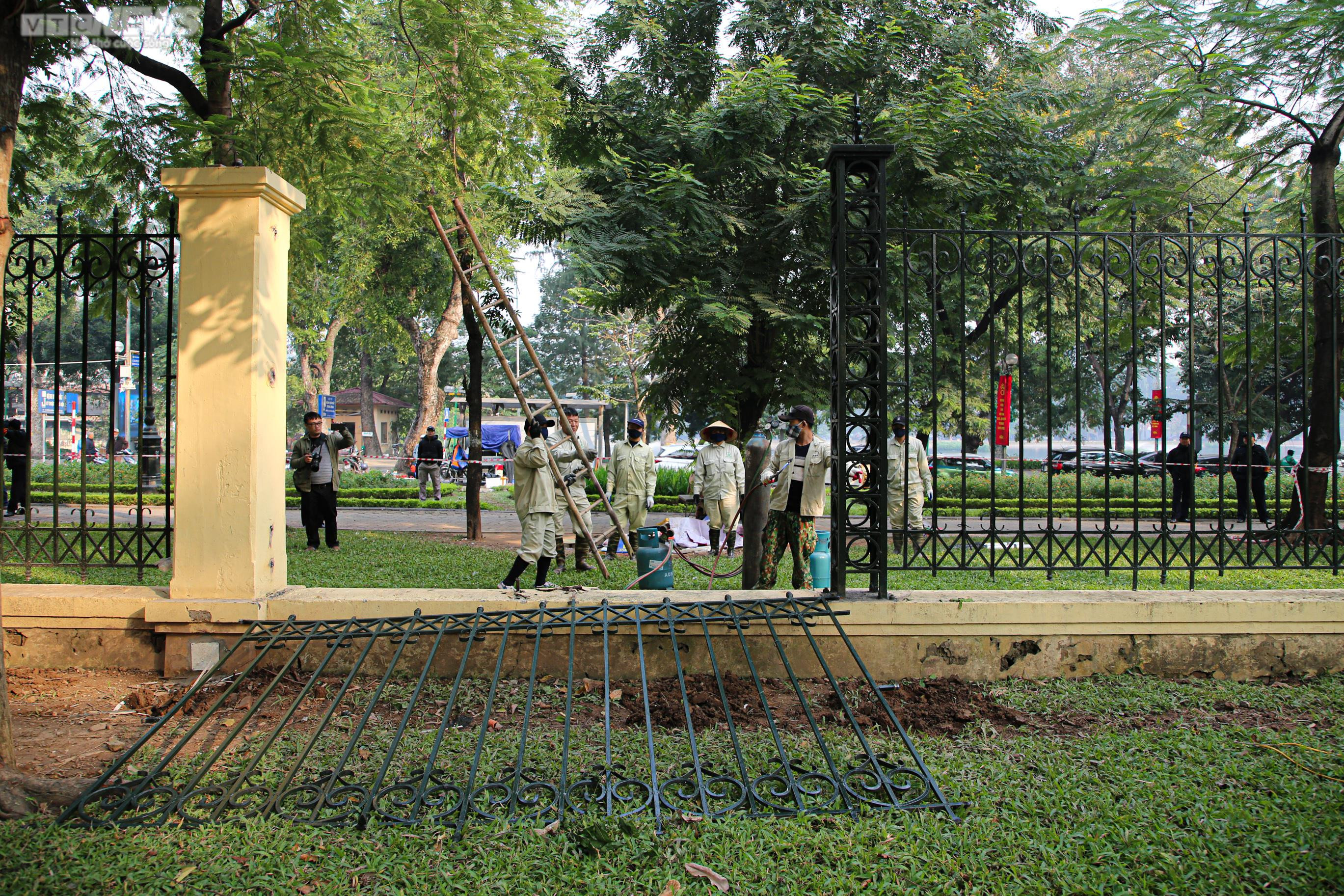 Hàng rào Công viên Thống Nhất được dỡ bỏ, người dân Thủ đô vui mừng - 4