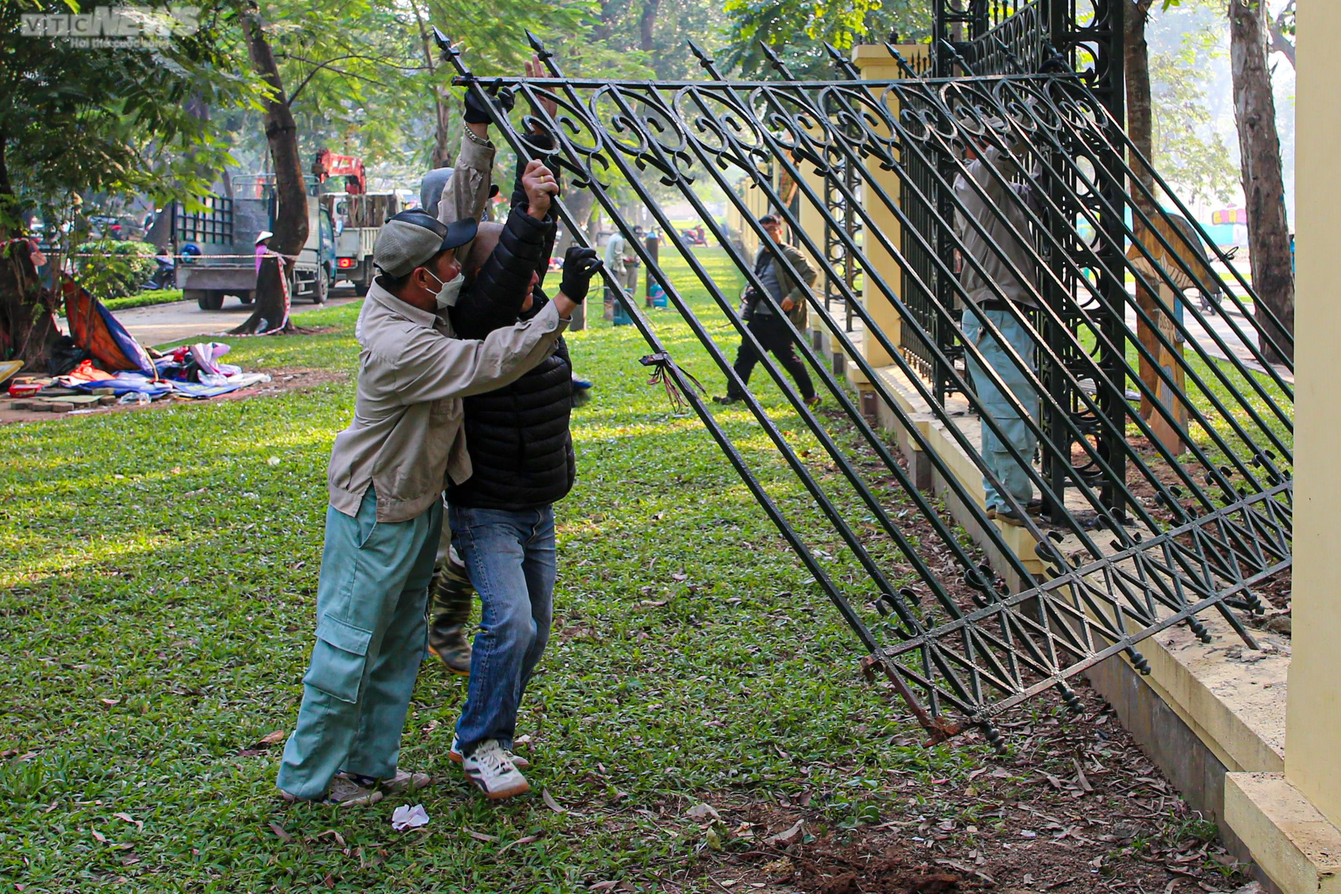 Hàng rào Công viên Thống Nhất được dỡ bỏ, người dân Thủ đô vui mừng - 6