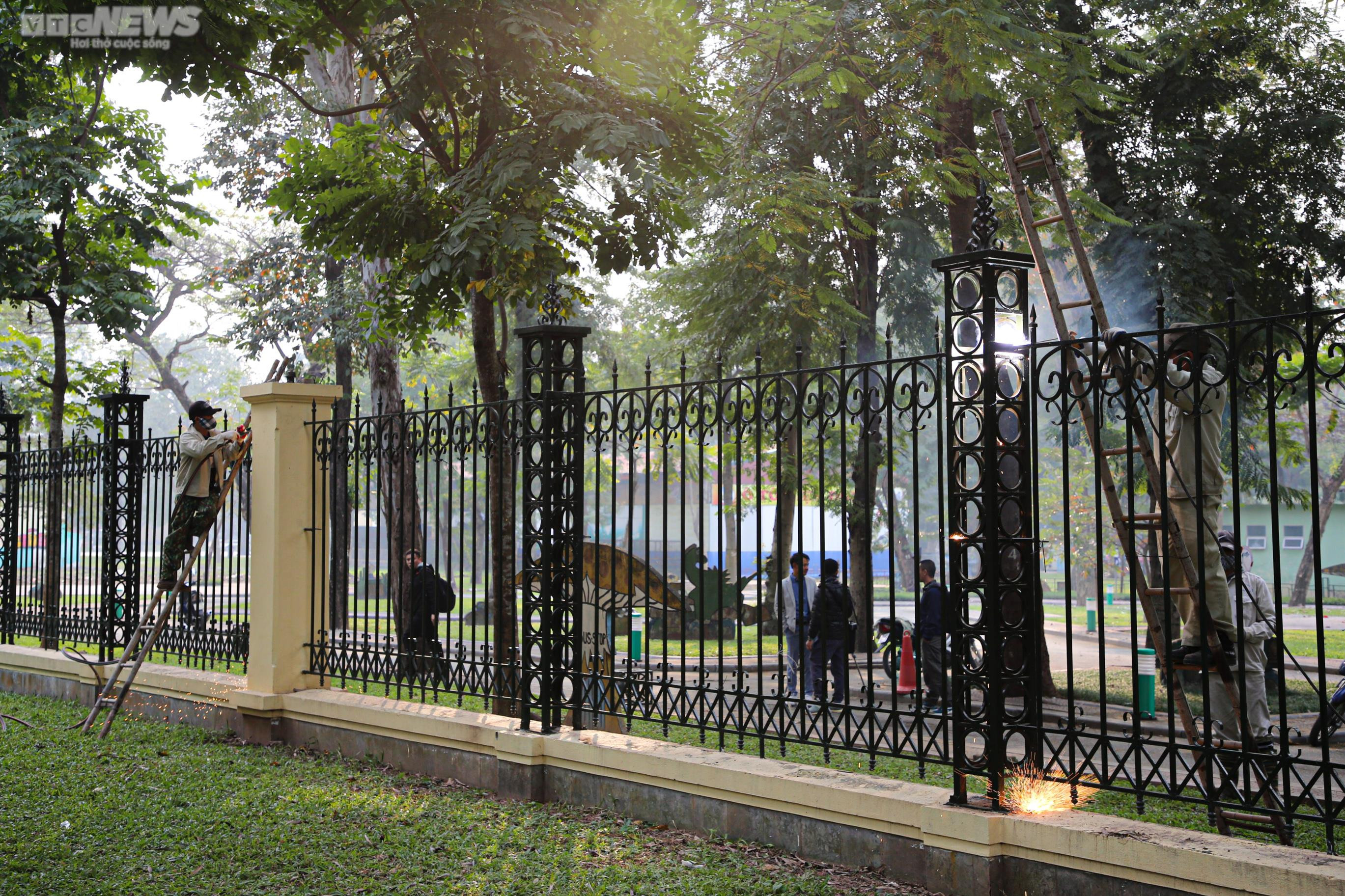 Hàng rào Công viên Thống Nhất được dỡ bỏ, người dân Thủ đô vui mừng - 1