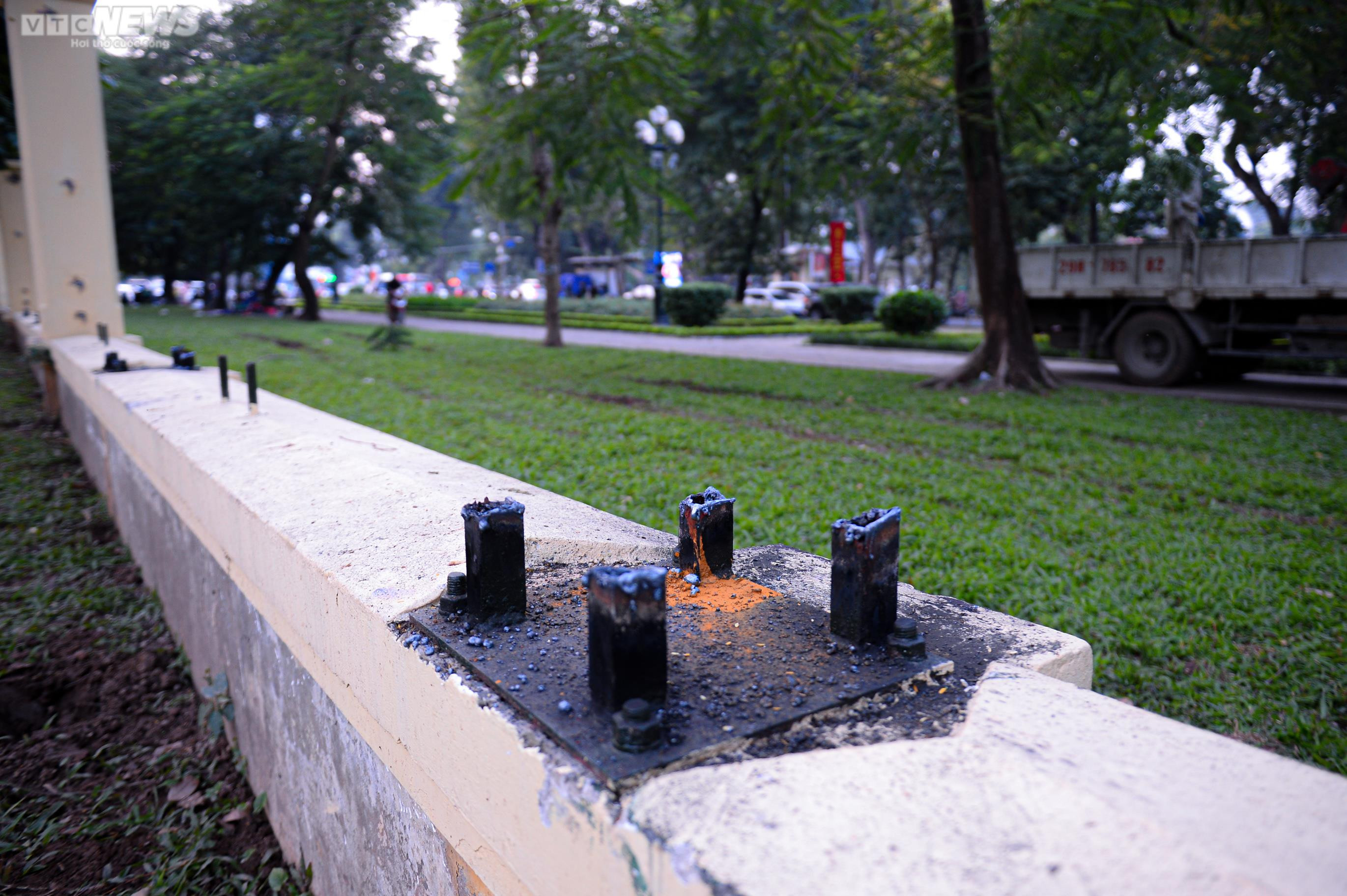 Hàng rào Công viên Thống Nhất được dỡ bỏ, người dân Thủ đô vui mừng - 5