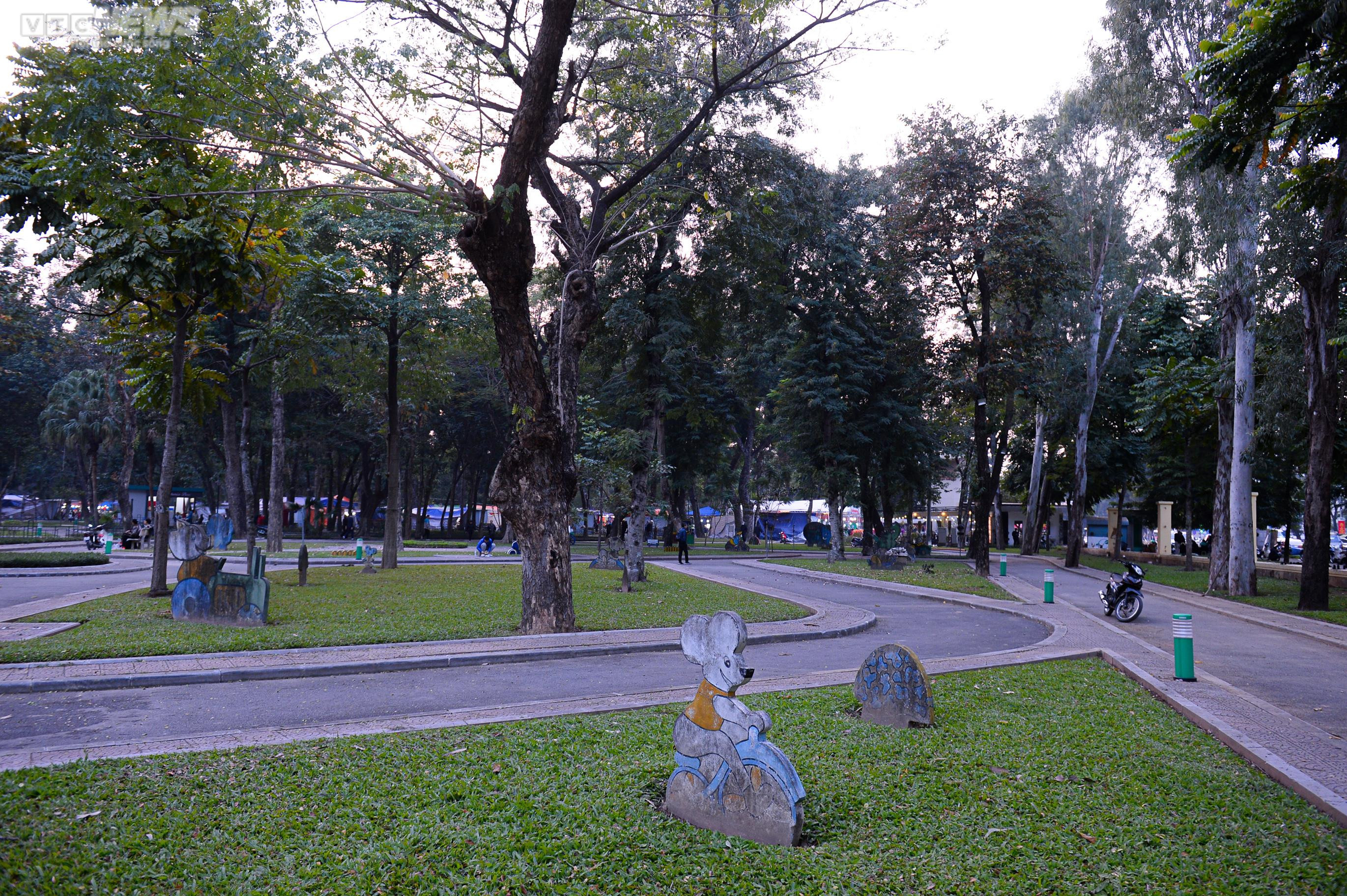 Hàng rào Công viên Thống Nhất được dỡ bỏ, người dân Thủ đô vui mừng - 14