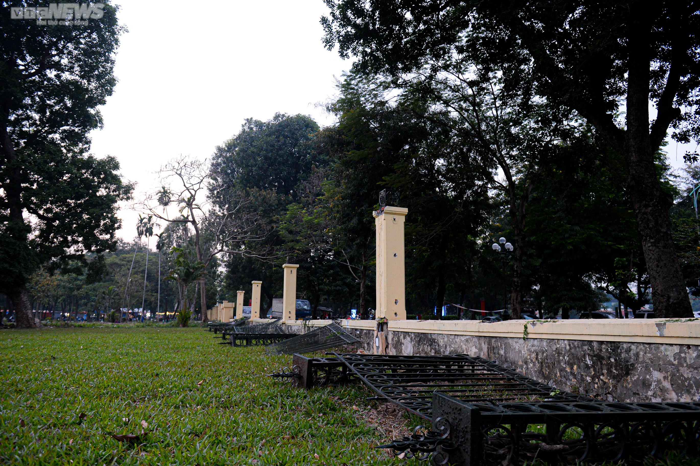 Hàng rào Công viên Thống Nhất được dỡ bỏ, người dân Thủ đô vui mừng - 12