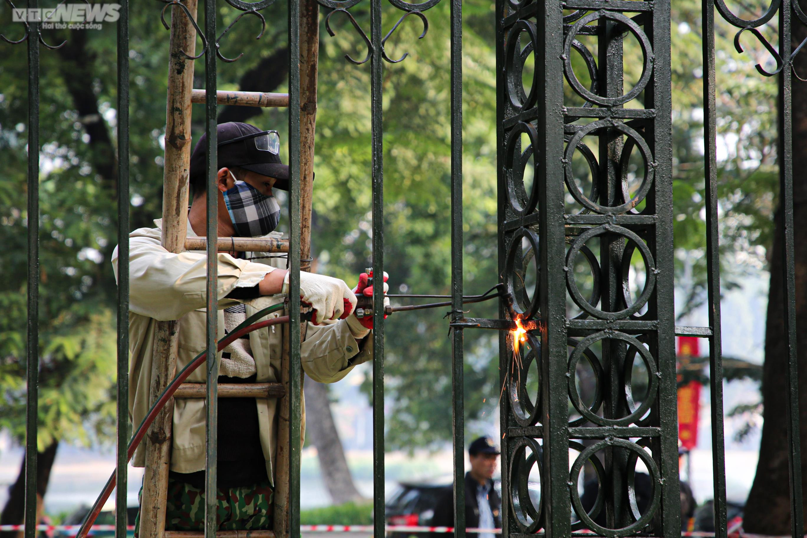 Hàng rào Công viên Thống Nhất được dỡ bỏ, người dân Thủ đô vui mừng - 2