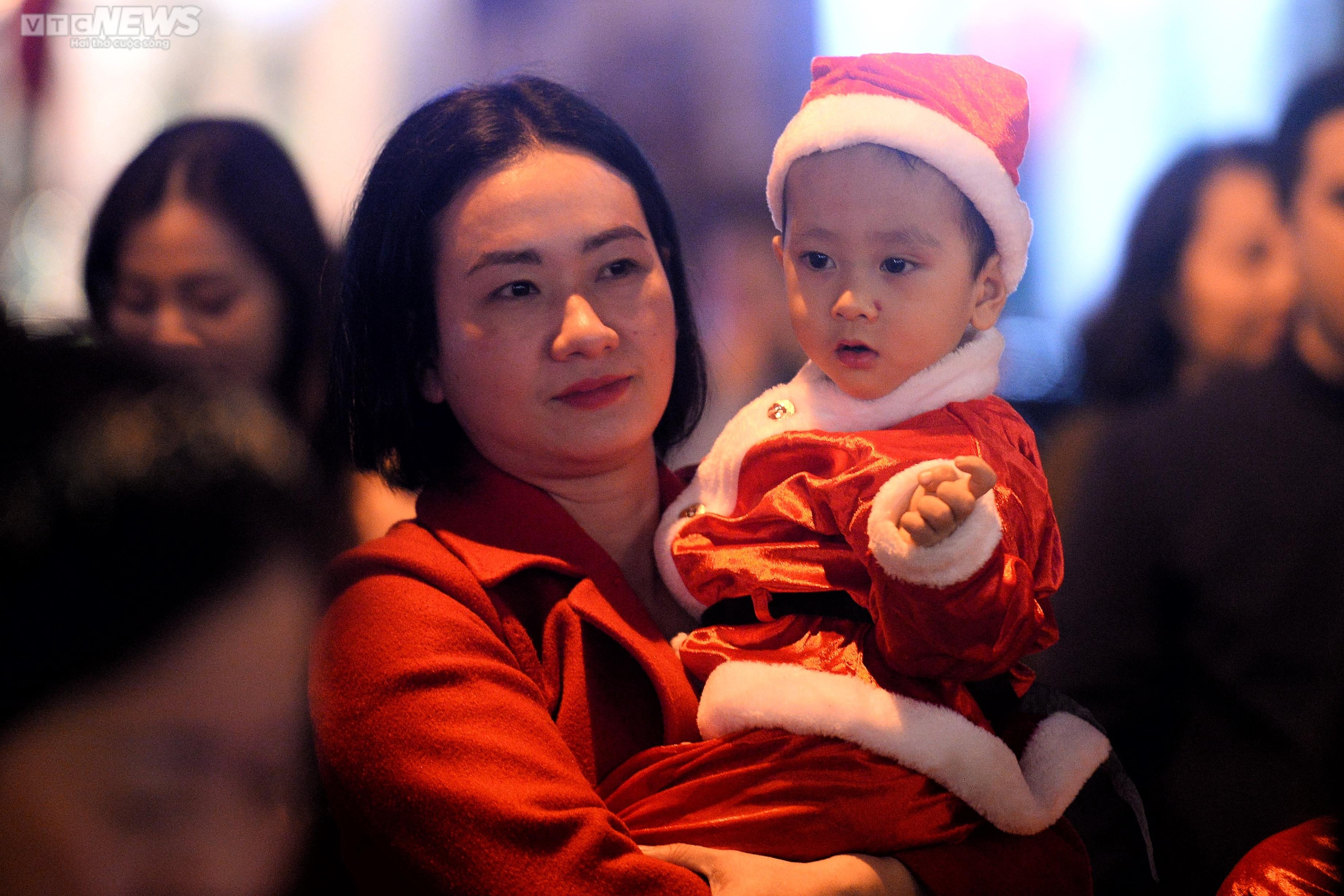 Phố ẩm thực Đảo Ngọc - Ngũ Xã đông nghịt khách trong đêm khai trương - 6