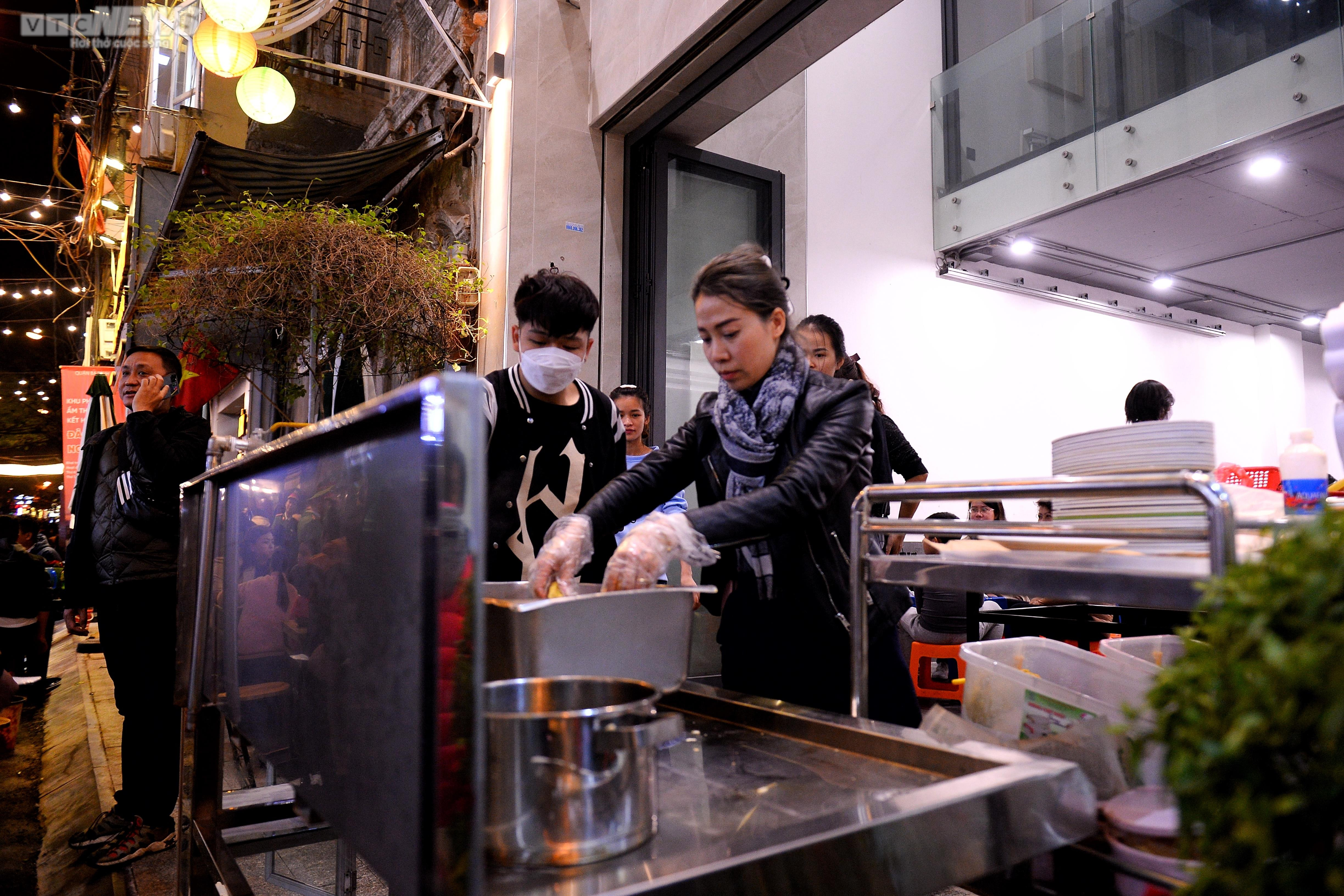 Phố ẩm thực Đảo Ngọc - Ngũ Xã đông nghịt khách trong đêm khai trương - 4