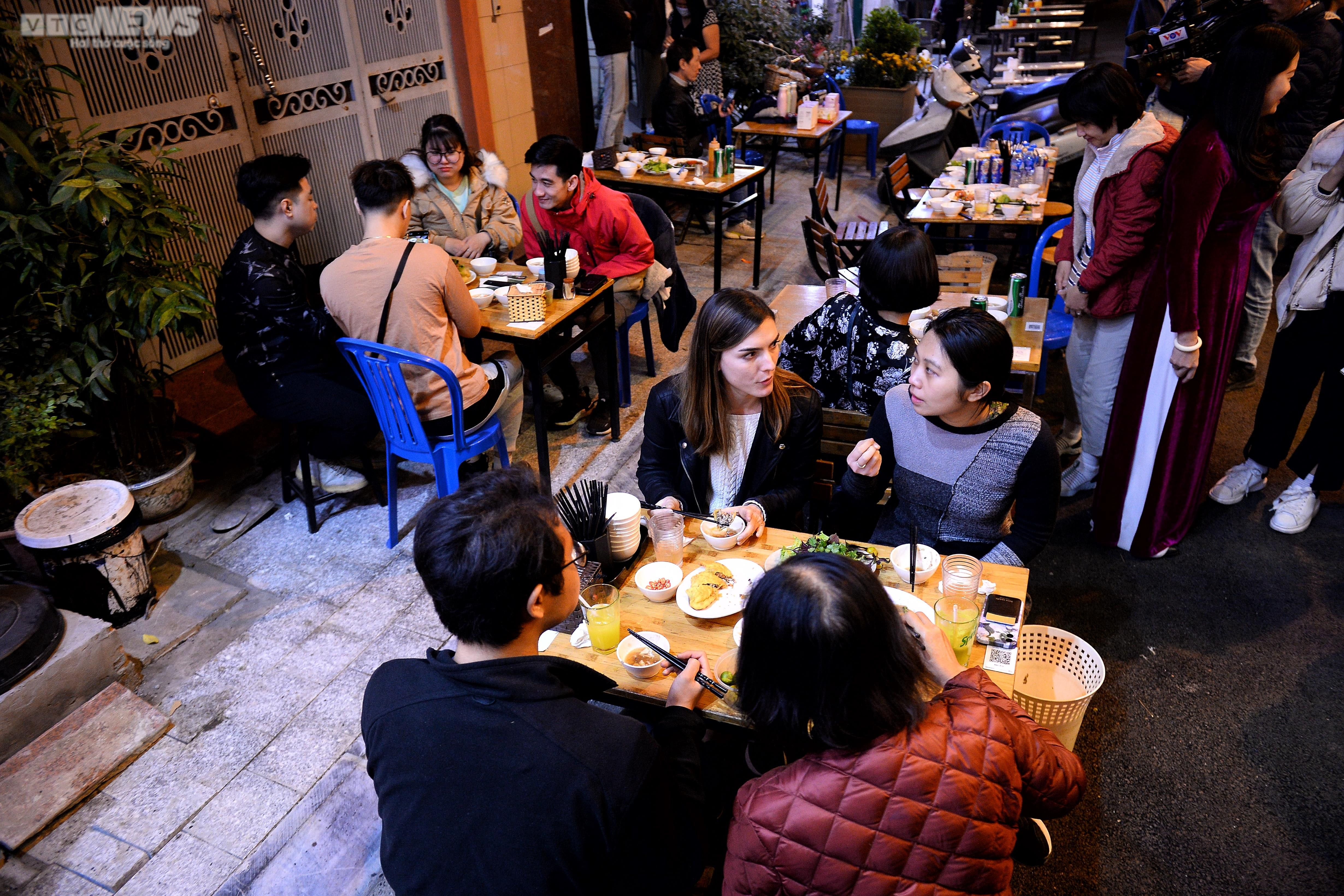 Phố ẩm thực Đảo Ngọc - Ngũ Xã đông nghịt khách trong đêm khai trương - 7