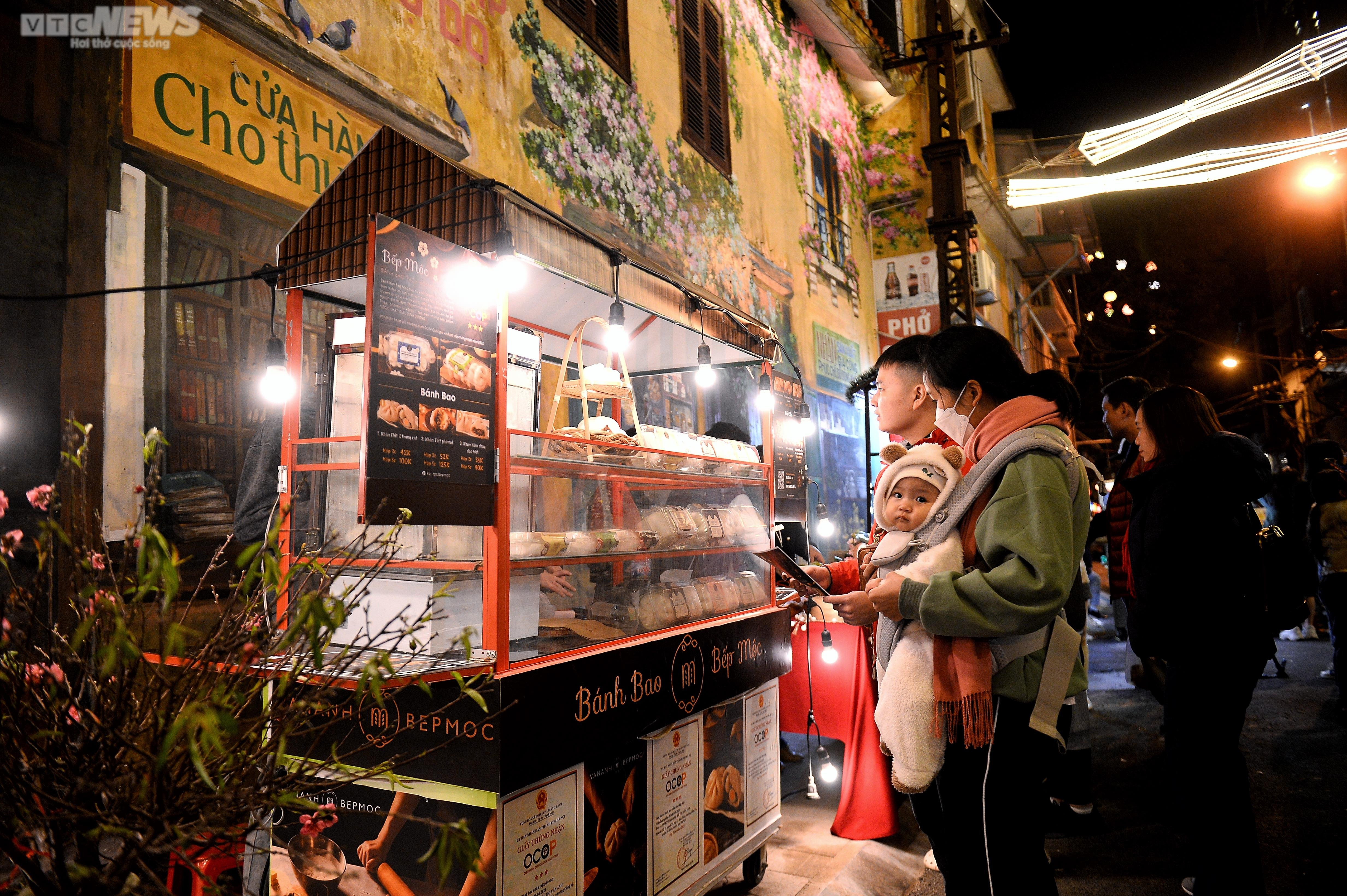 Phố ẩm thực Đảo Ngọc - Ngũ Xã đông nghịt khách trong đêm khai trương - 8