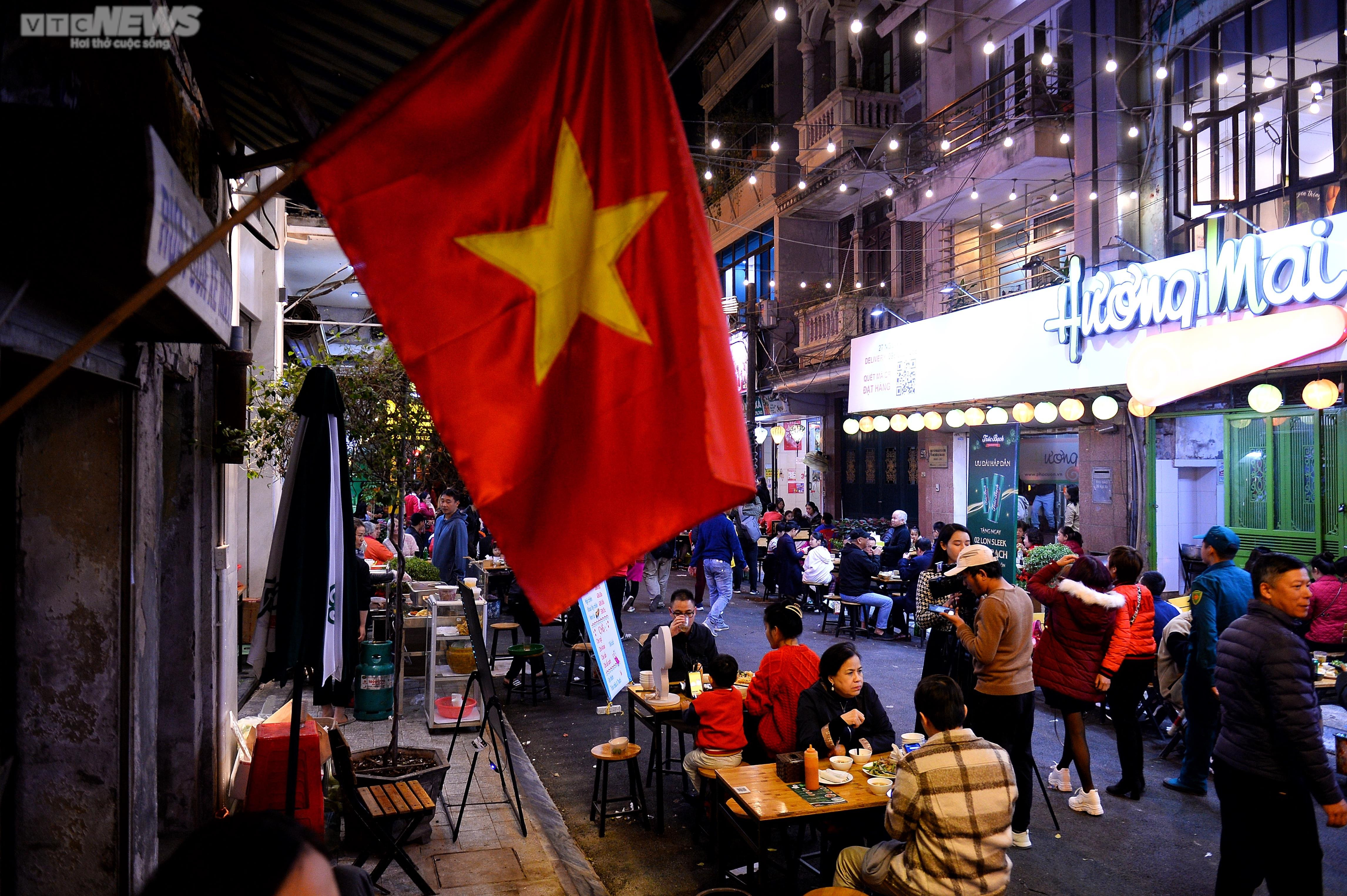 Phố ẩm thực Đảo Ngọc - Ngũ Xã đông nghịt khách trong đêm khai trương - 9