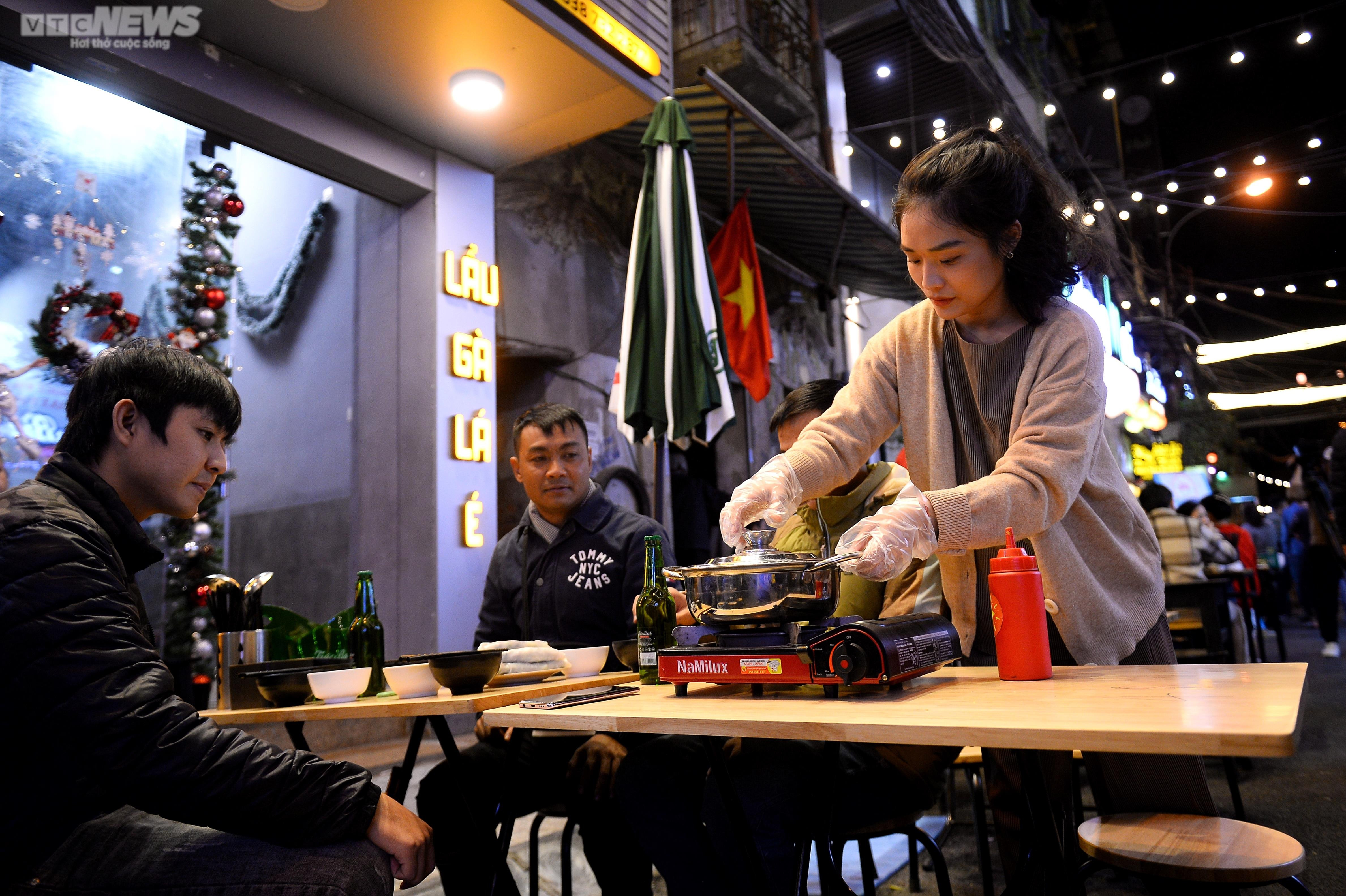 Phố ẩm thực Đảo Ngọc - Ngũ Xã đông nghịt khách trong đêm khai trương - 5