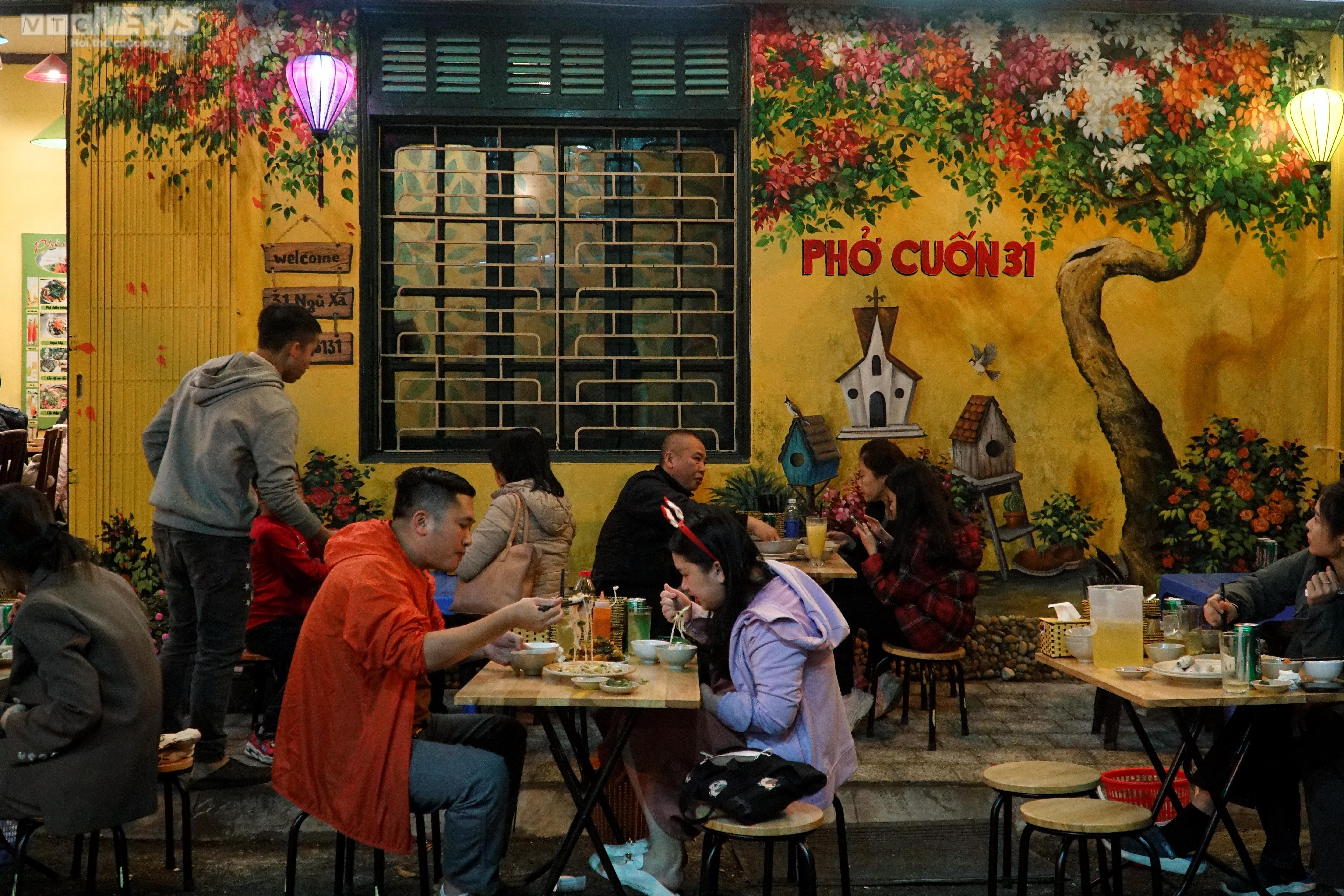 Phố ẩm thực Đảo Ngọc - Ngũ Xã đông nghịt khách trong đêm khai trương - 10