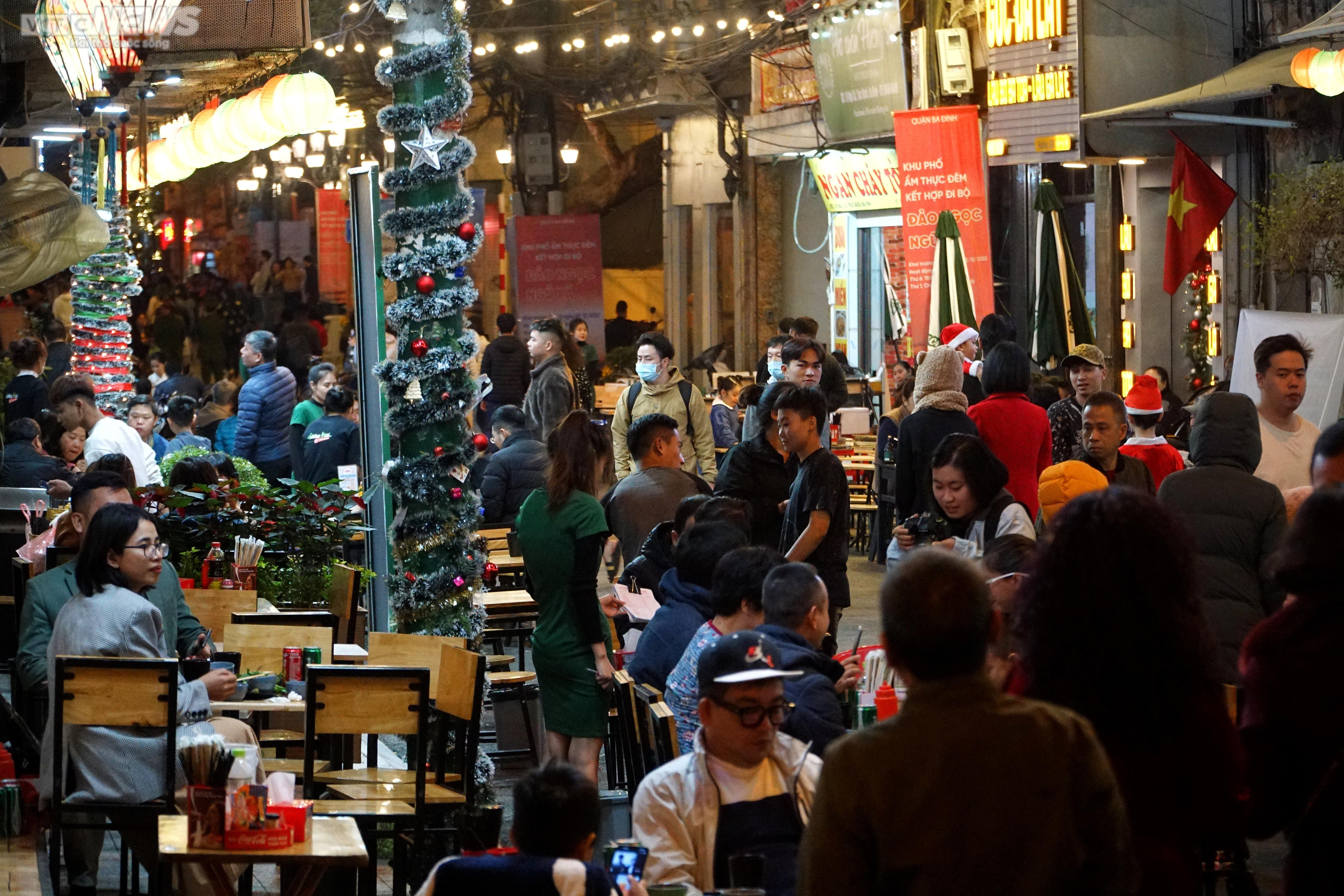 Phố ẩm thực Đảo Ngọc - Ngũ Xã đông nghịt khách trong đêm khai trương - 11