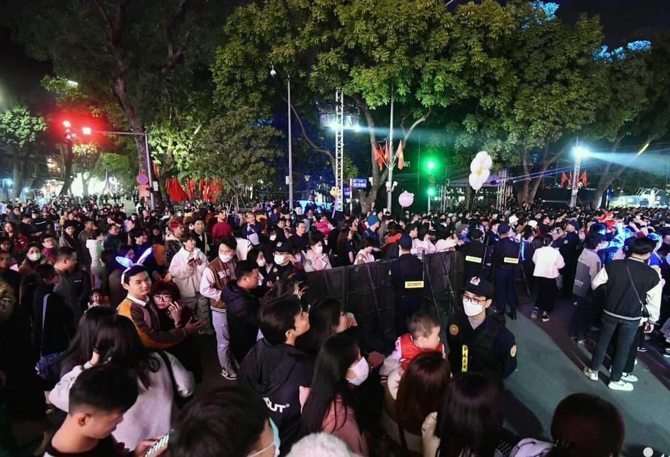 Đường Hà Nội ùn tắc 'không lối thoát' trong đêm Giáng sinh - 3