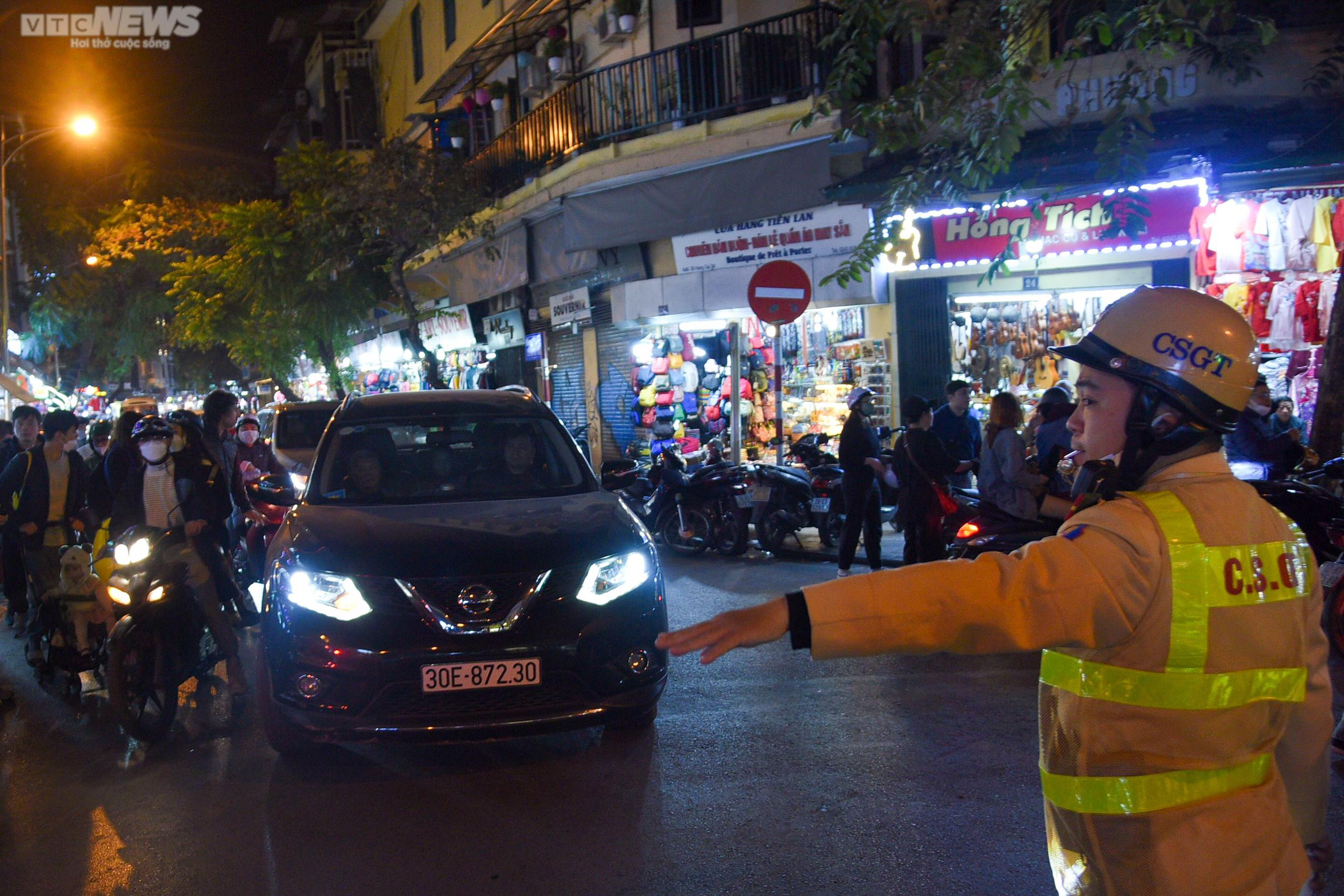 Đường Hà Nội ùn tắc 'không lối thoát' trong đêm Giáng sinh - 6