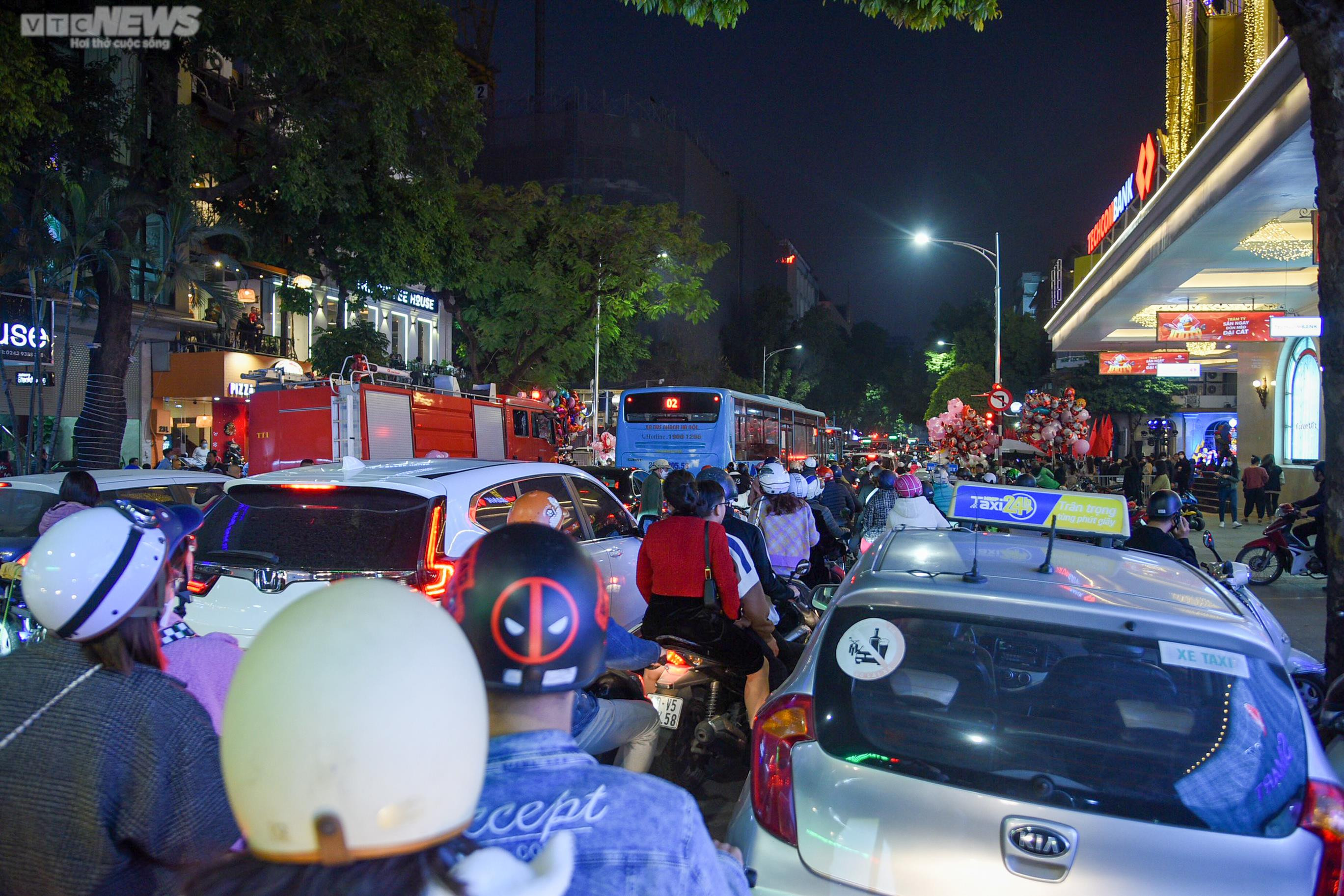 Đường Hà Nội ùn tắc 'không lối thoát' trong đêm Giáng sinh - 10