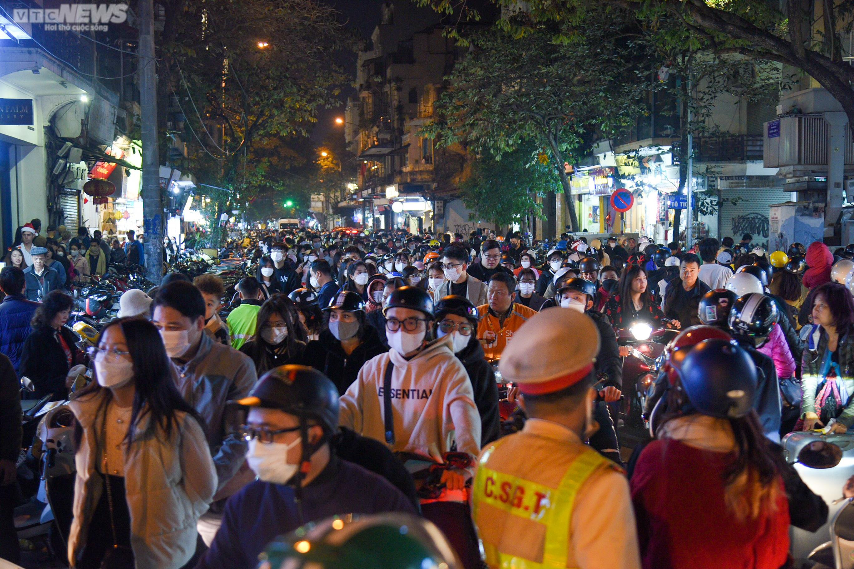 Đường Hà Nội ùn tắc 'không lối thoát' trong đêm Giáng sinh - 11