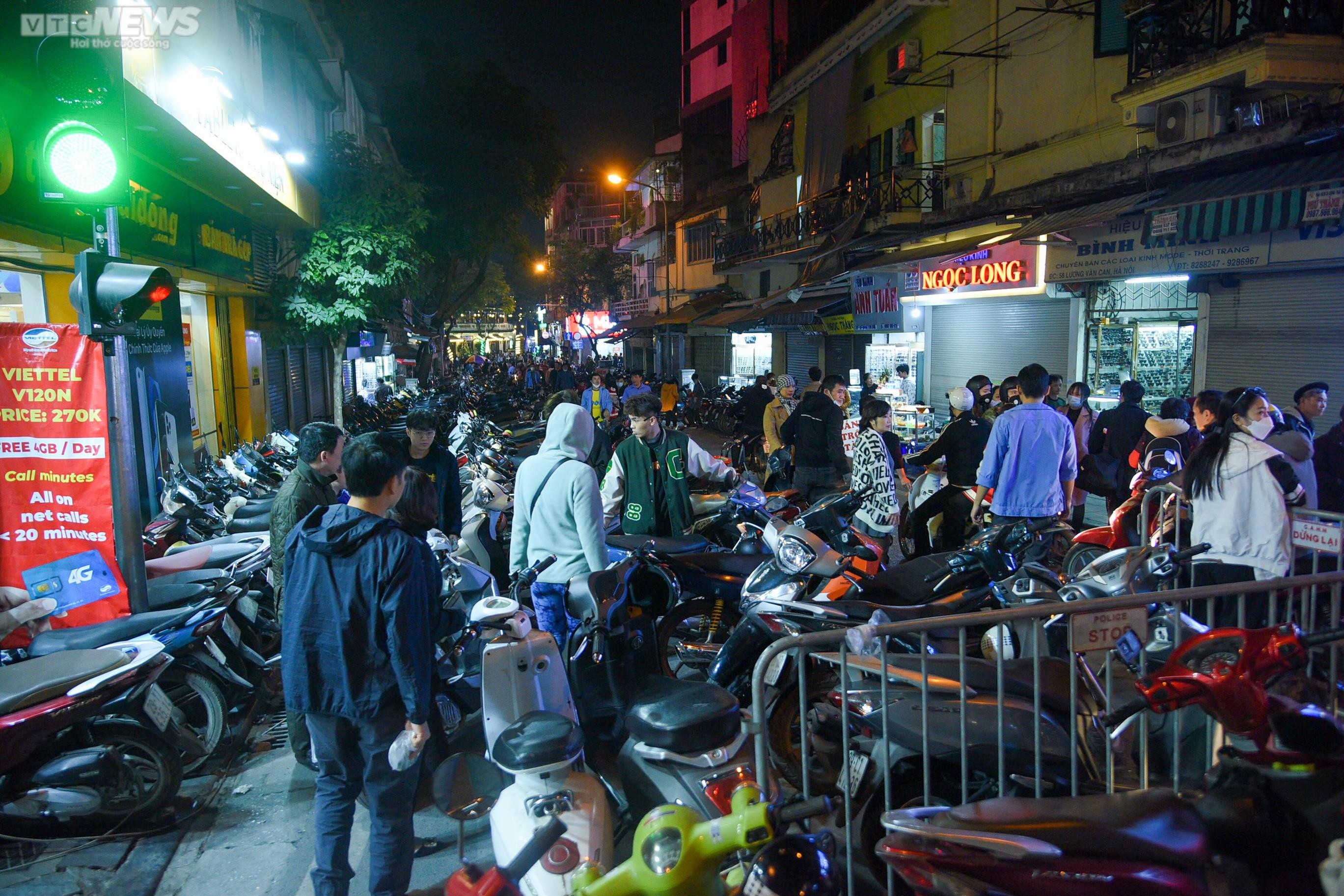 Đường Hà Nội ùn tắc 'không lối thoát' trong đêm Giáng sinh - 12