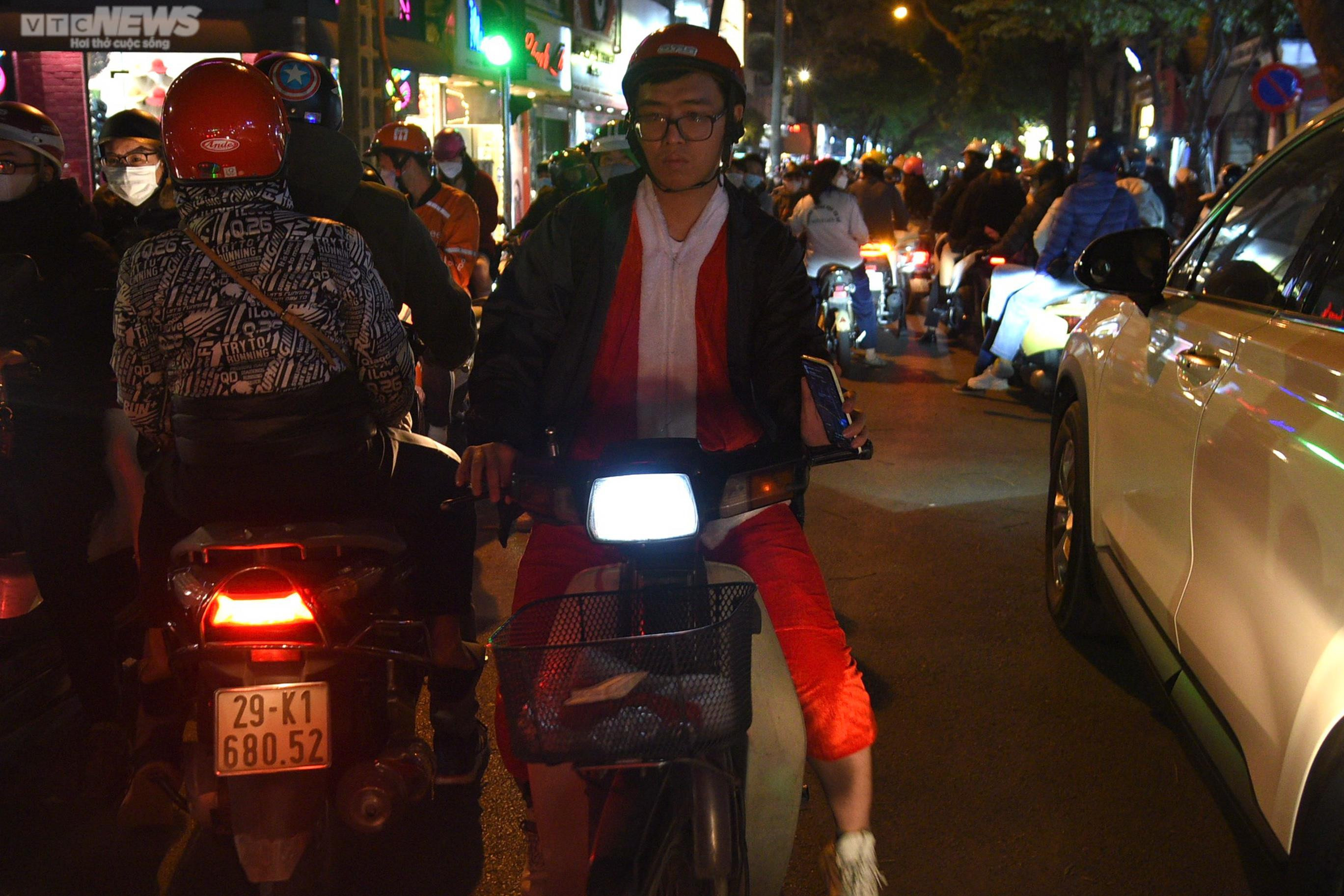 Đường Hà Nội ùn tắc 'không lối thoát' trong đêm Giáng sinh - 8