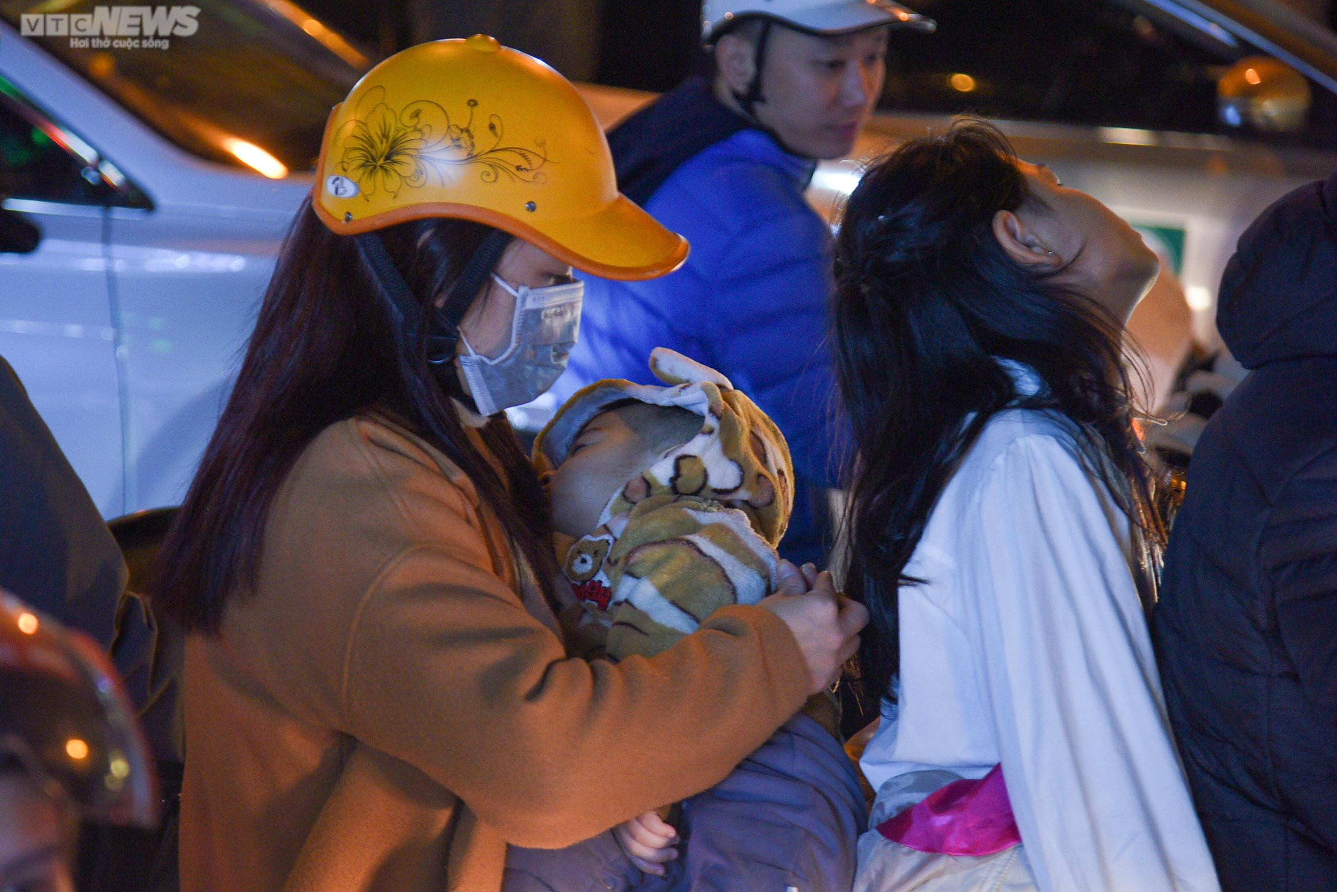 Đường Hà Nội ùn tắc 'không lối thoát' trong đêm Giáng sinh - 7