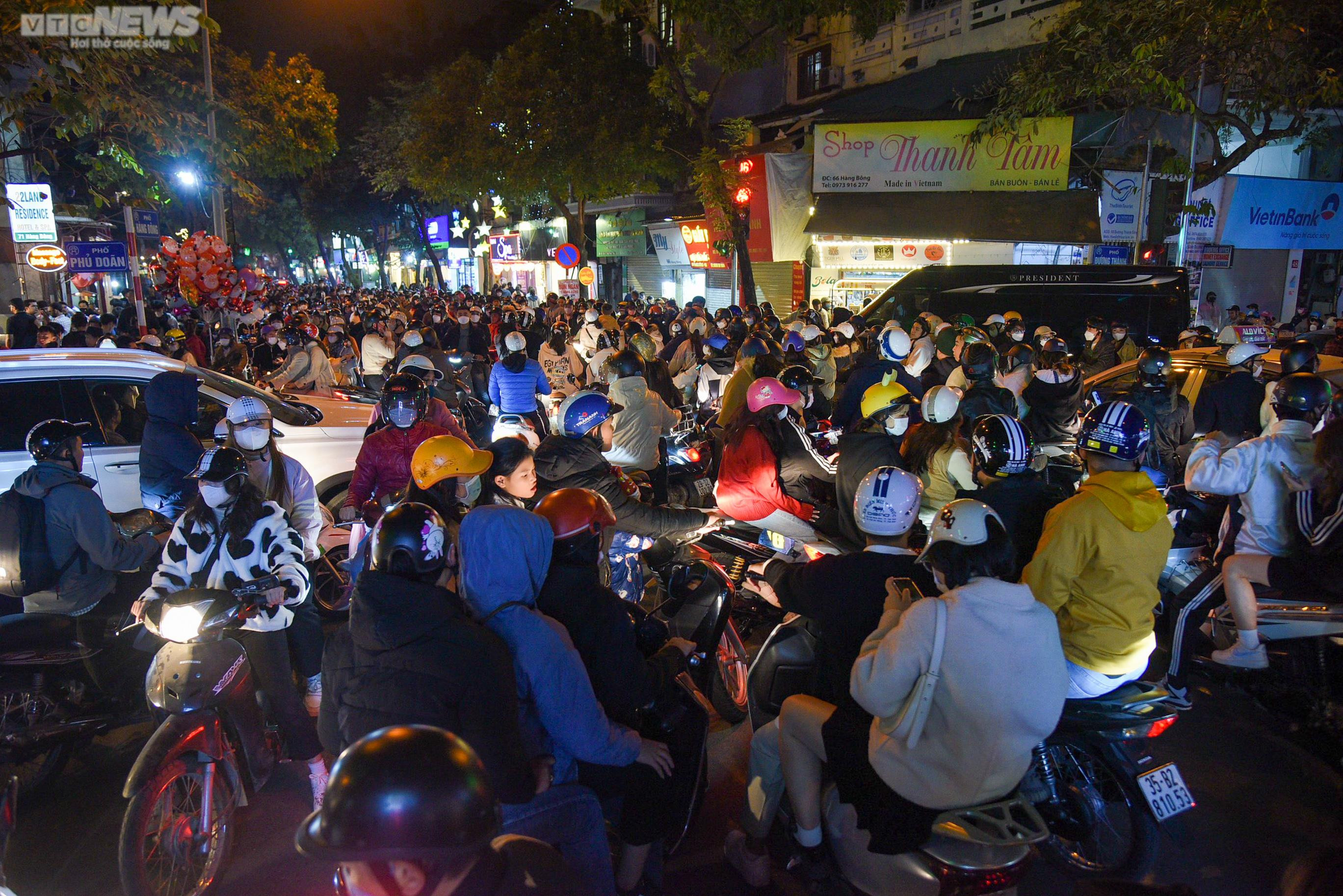 Đường Hà Nội ùn tắc 'không lối thoát' trong đêm Giáng sinh - 1