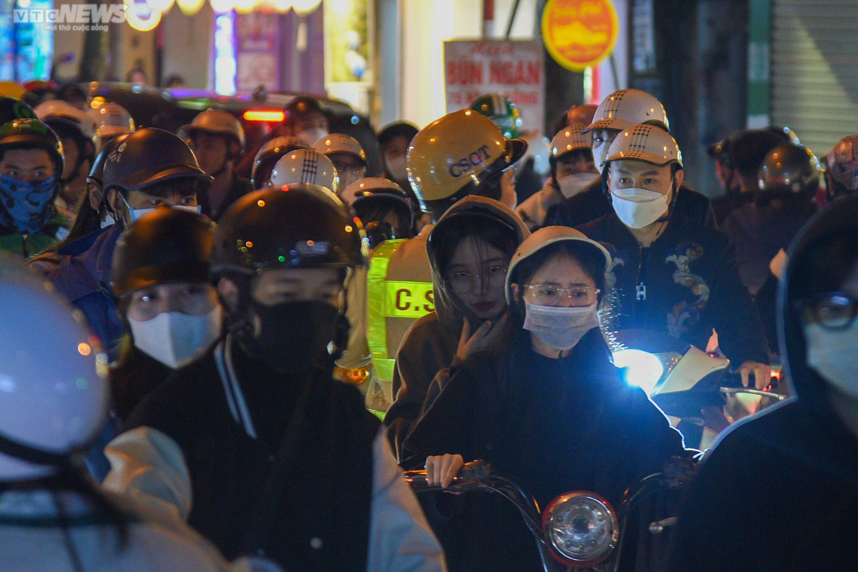 Đường Hà Nội ùn tắc 'không lối thoát' trong đêm Giáng sinh - 5