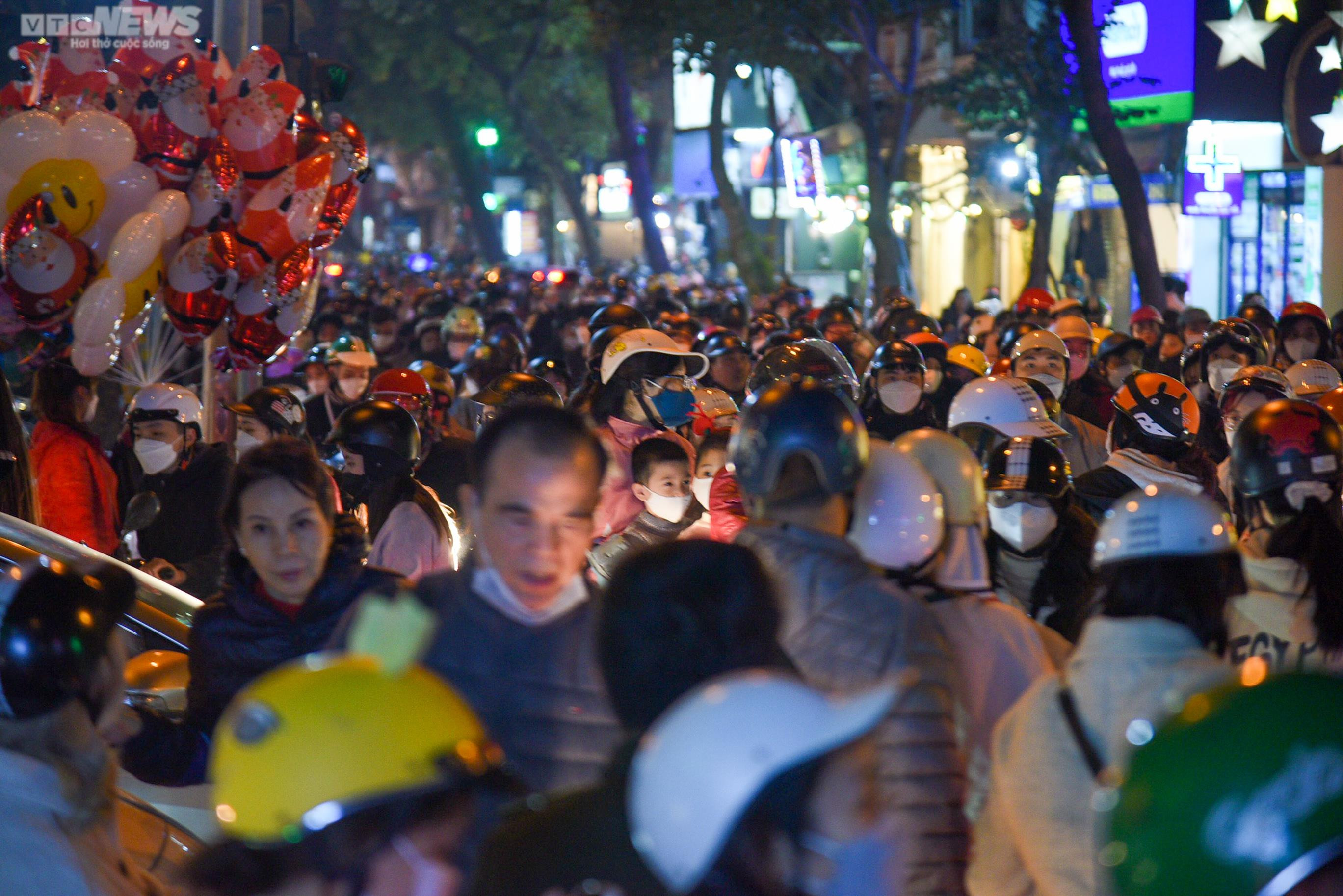 Đường Hà Nội ùn tắc 'không lối thoát' trong đêm Giáng sinh - 4