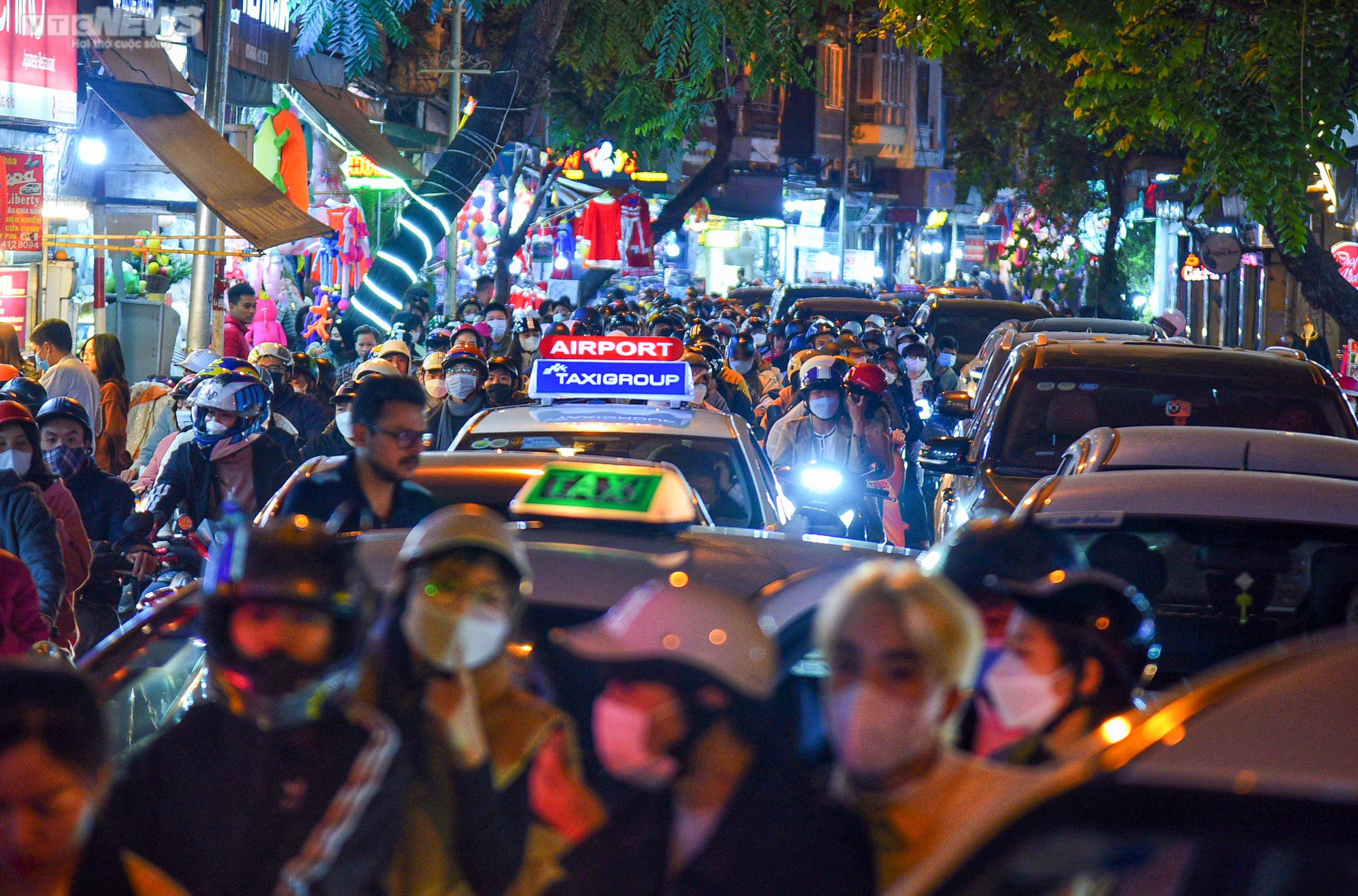 Đường Hà Nội ùn tắc 'không lối thoát' trong đêm Giáng sinh - 2