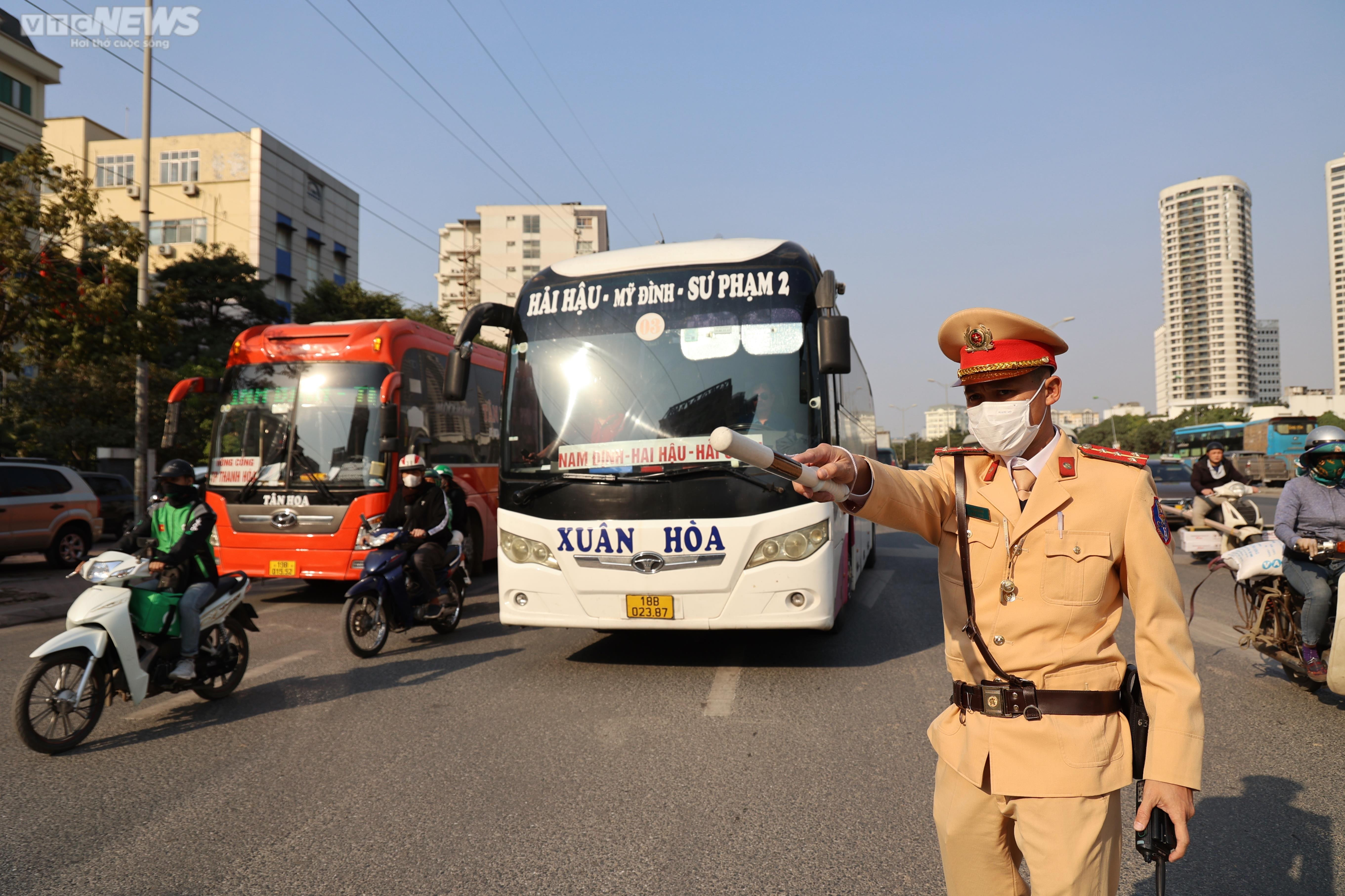 CSGT Hà Nội hóa trang ghi hình xe khách 'rùa bò' đại náo trước bến xe Mỹ Đình - 5