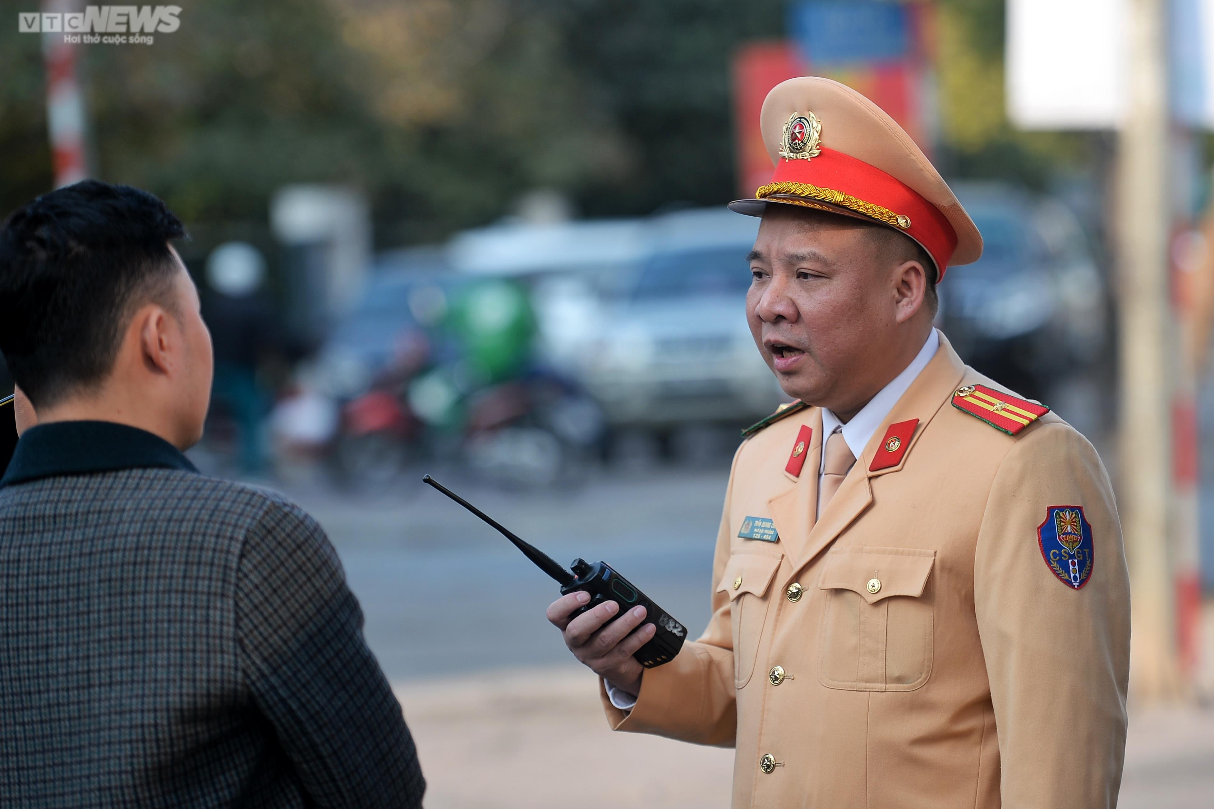 CSGT Hà Nội hóa trang ghi hình xe khách 'rùa bò' đại náo trước bến xe Mỹ Đình - 10