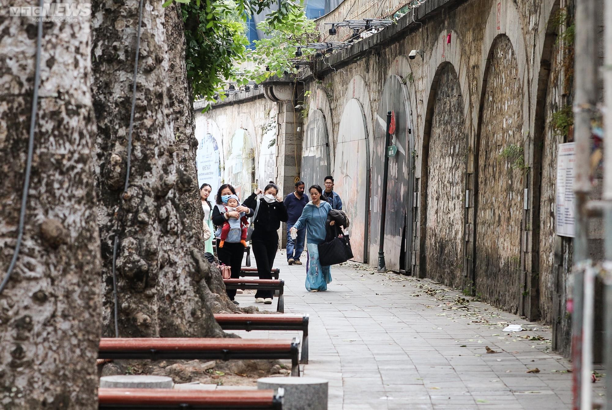 Hà Nội: Gấp rút khôi phục phố bích họa Phùng Hưng sau thời gian xuống cấp - 1