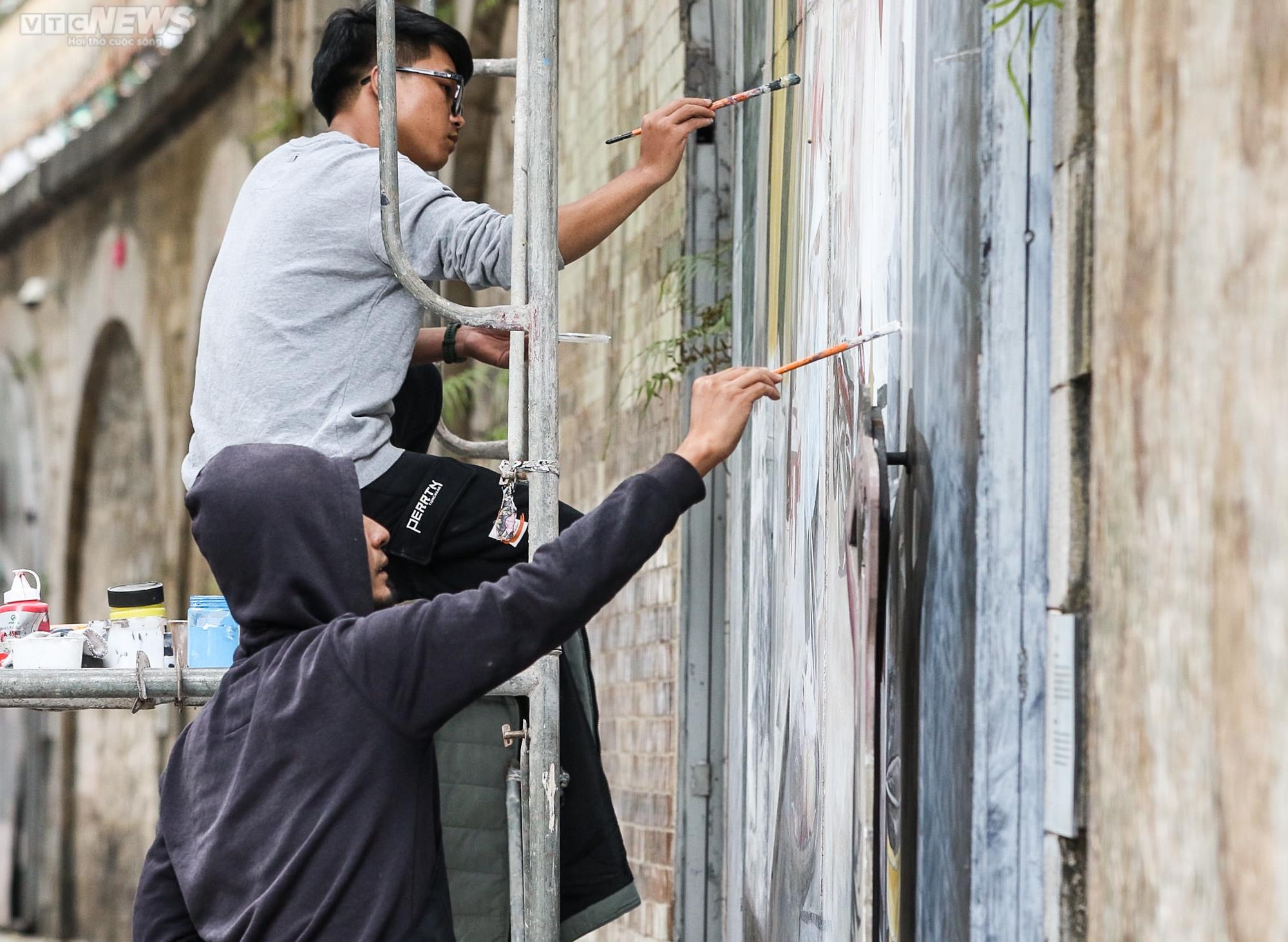 Hà Nội: Gấp rút khôi phục phố bích họa Phùng Hưng sau thời gian xuống cấp - 2