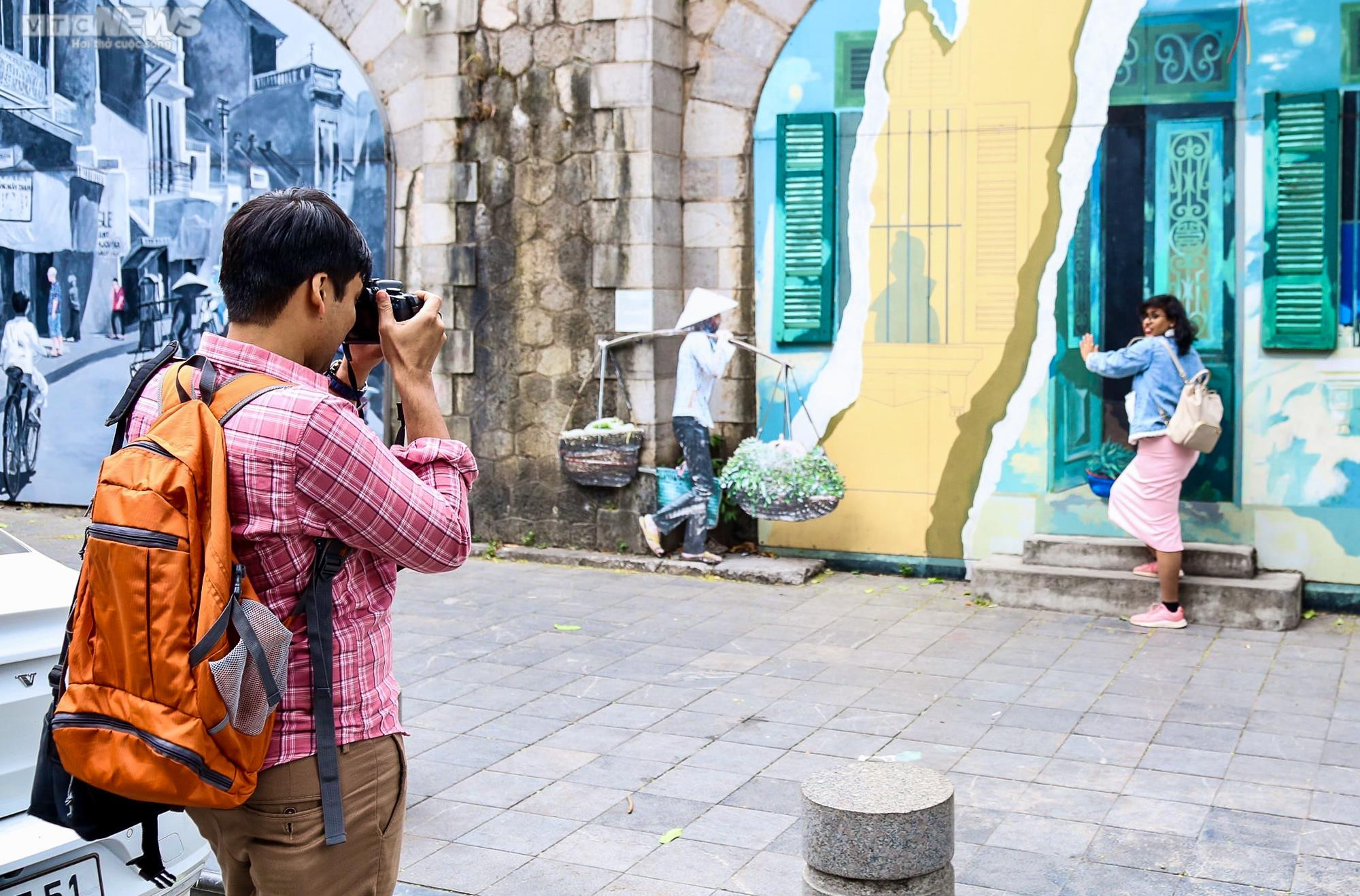 Hà Nội: Gấp rút khôi phục phố bích họa Phùng Hưng sau thời gian xuống cấp - 11