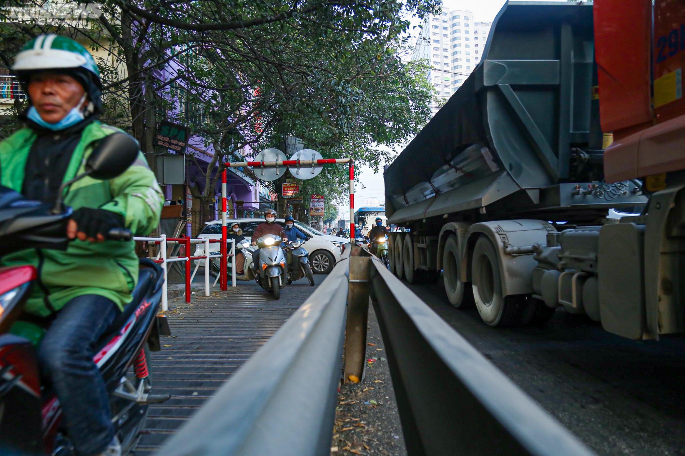 Thông xe 2 cầu dàn thép, gỡ ùn tắc nút giao 'nóng' nhất Thủ đô - 7