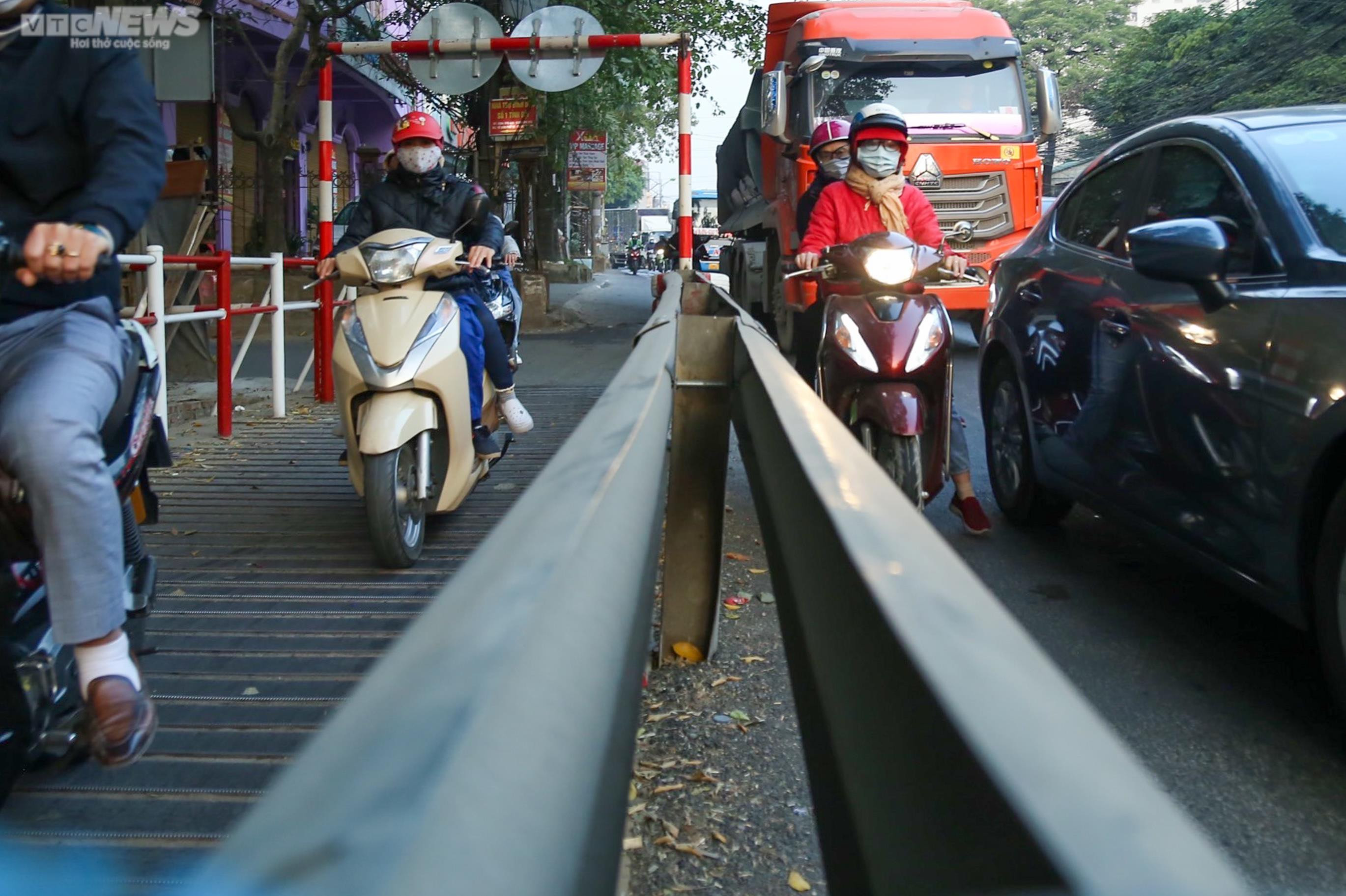 Thông xe 2 cầu dàn thép, gỡ ùn tắc nút giao 'nóng' nhất Thủ đô - 9